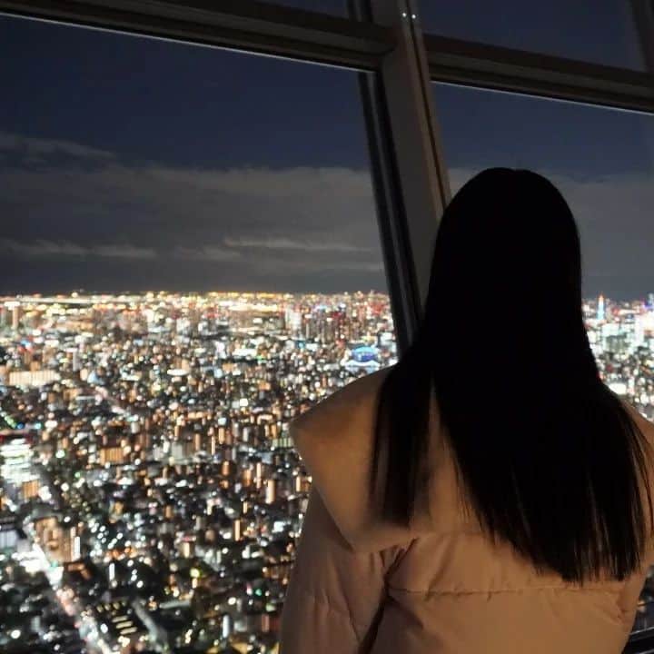 なつ葵さんのインスタグラム写真 - (なつ葵Instagram)「おはようございます☀️  12月に入り、一気に寒くなってきましたね⛄ あと１ヶ月、皆様が元気にすごせますように☆  そういえば東京観光ってしたことなかった…❕という事で 今回時間に余裕がありましたので、いってきました！  スカイツリー❕  スカイツリーに初めてのぼりました🗼  夕日が綺麗だから！！とのオススメしてもらい急いで登り キラキラな景色がみれました✨  すぐ☀️沈んでしまいましたが、夜景も堪能できて本当素敵でした🌃🌉✨  眺める景色では隅田川がとても印象的でした✨  次、機会があれば浅草寺行きたいです🐤  東京観光、オススメ教えてください☆  #tokyo #観光 #kyoto #japanesegirl  #gravure  #portfolio  #skytree  #キラキラ #我愛妳  #instagood #followｍe」12月5日 9時12分 - natsuki_taiyaki