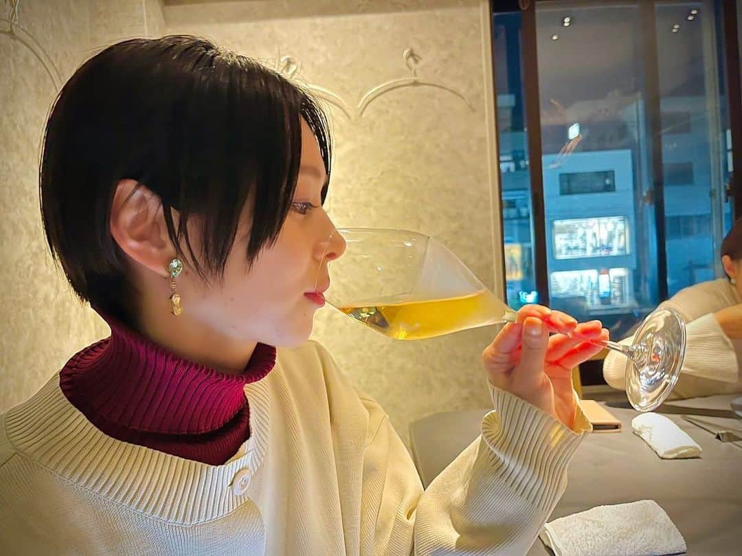 のインスタグラム：「癒しの時間・人・場所  ってとても大切😊  この日は @terrace.j_miyazaki のヘッドスパ&整体コースで体と心を整えていただきました☺️  最後の動画は施術のほんの一部だけど @arya_tenko.15 さんのヘッドスパは背中・腸・デコルテ・頭と血流が滞りやすい大切な所を丁寧に流してくれます🙏✨  気持ち良すぎて体の力が抜けて、施術後はびっくりするくらい体が軽くなります...🫣❤️  宮崎にお住まいの癒しを求める方は是非☺️✨  癒された後は一緒に素敵なディナーをご一緒に🤭  @shokudou.covo さん もう本当に一品一品丁寧で美味しい🥺‼️  クリスマス感にひたりぶどうジュースで乾杯🎄笑  静かにいただきたかったけど、お料理美味しすぎて興奮してしまいました🙄笑  あー幸せな時間でした😊  今週も一週間動くぞー😆‼️  #宮崎 #宮崎グルメ #創作料理 #癒し #ヘッドスパ #整体 #メンテナンス #ご褒美 #幸せ」