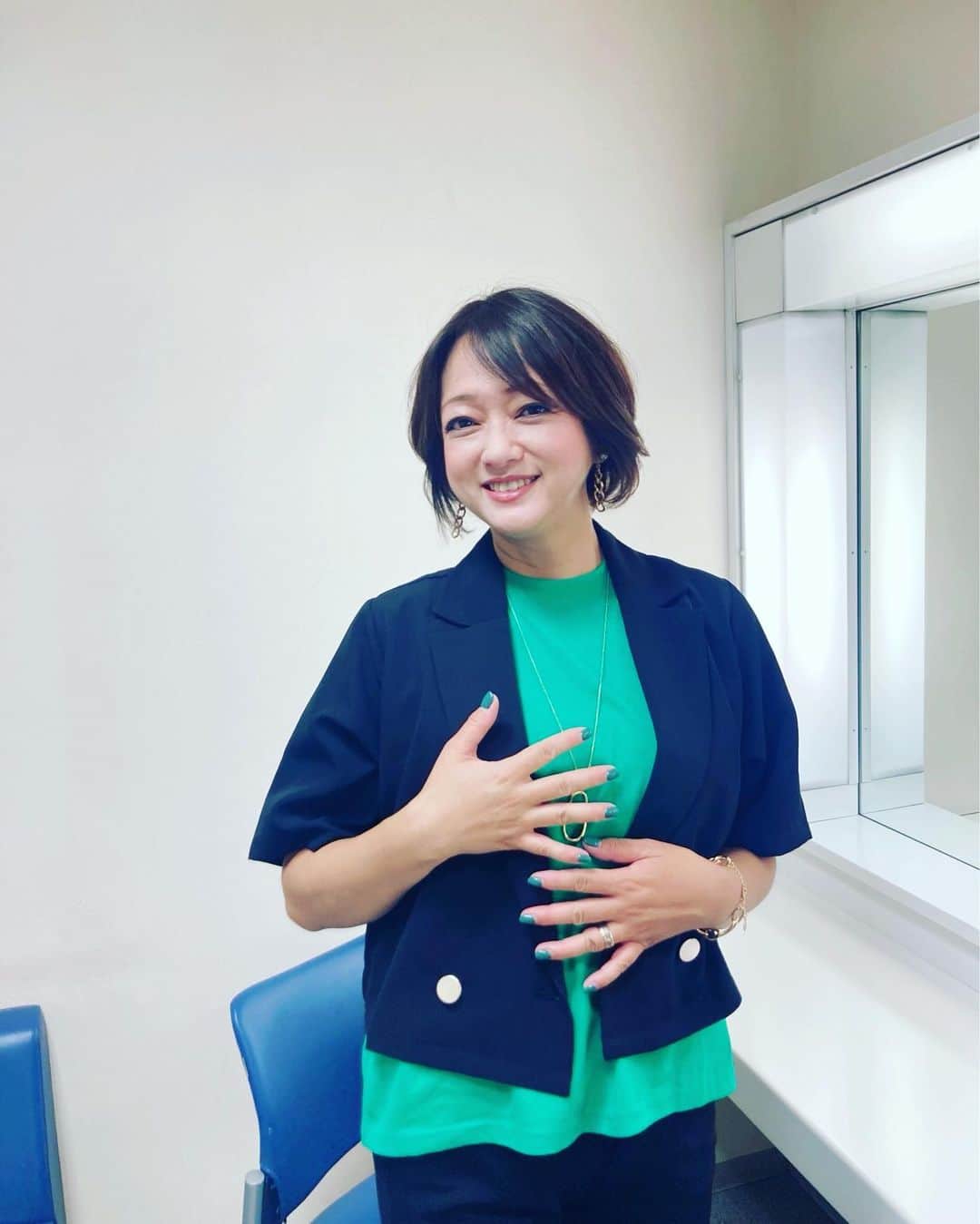大神いずみさんのインスタグラム写真 - (大神いずみInstagram)「野球終わりの夕暮れ時。  …て(@_@)⁉️ 東京はまだ16時前。 どっぷり日が暮れたような景色なのにまだこんな時間！？ 早朝から車出して球場にずっといるからか、もう何日もここに寝泊まりしているような…やっと終わって時計見たらまだ早い時間だった❤️みたいな…  とにかくクタクタです😓  選手たちに監督コーチからお話をされている時、 ふと見上げた空と木の風景がコレ。  なんか、キレイだなぁ。 空気が冷たく澄んでいるせいかな。  いよいよ、 運命の決戦は今月末。 子供達の練習にも自然とチカラが入りすぎて、焦ってたり悩んだり… 無事にその日を迎えるまで、まだまだいろんなことはありそうです😓  一緒に頑張ってくよ‼️  そういえばこの球場は 長男の頃からよく来ていた球場。 いつか木の影でお当番していたら、パサっとバッグの中にデッカい青虫が降ってきたことがありました(´༎ຶོρ༎ຶོ`) みずみずしい新緑の葉が揺れる季節にもずっと野球を見守っていたなぁ、と… すっかりその葉が落ちてしまった木の枝を見て思い出したのでした。  今年もいろいろありましたけど…  『やっぱずっと野球だったじゃん😓』な一枚。  そういば今年はどーにも グリーンの色に目がいってしまうとゆーか😲  お洋服やネイルにも度々グリーンを身につけていたような気がするのです。  で、 たまたま自分がしたネイルと番組で用意していただいた衣装がピッタリ合うと思わず『ビンゴー！！』な気分になってしまう❤️  いい色ですね♪ 来年はどんな色に目がいくのかな〜  #週末を終えた後の月曜日の私は廃人 #この前まで半袖でTシャツで応援していたのに #いい色だからって全部グリーンにしたら、それはアオムシ #野球母 #ジャイアンツジュニア #frene #いいものプレミアム」12月5日 9時50分 - izumi_ogami