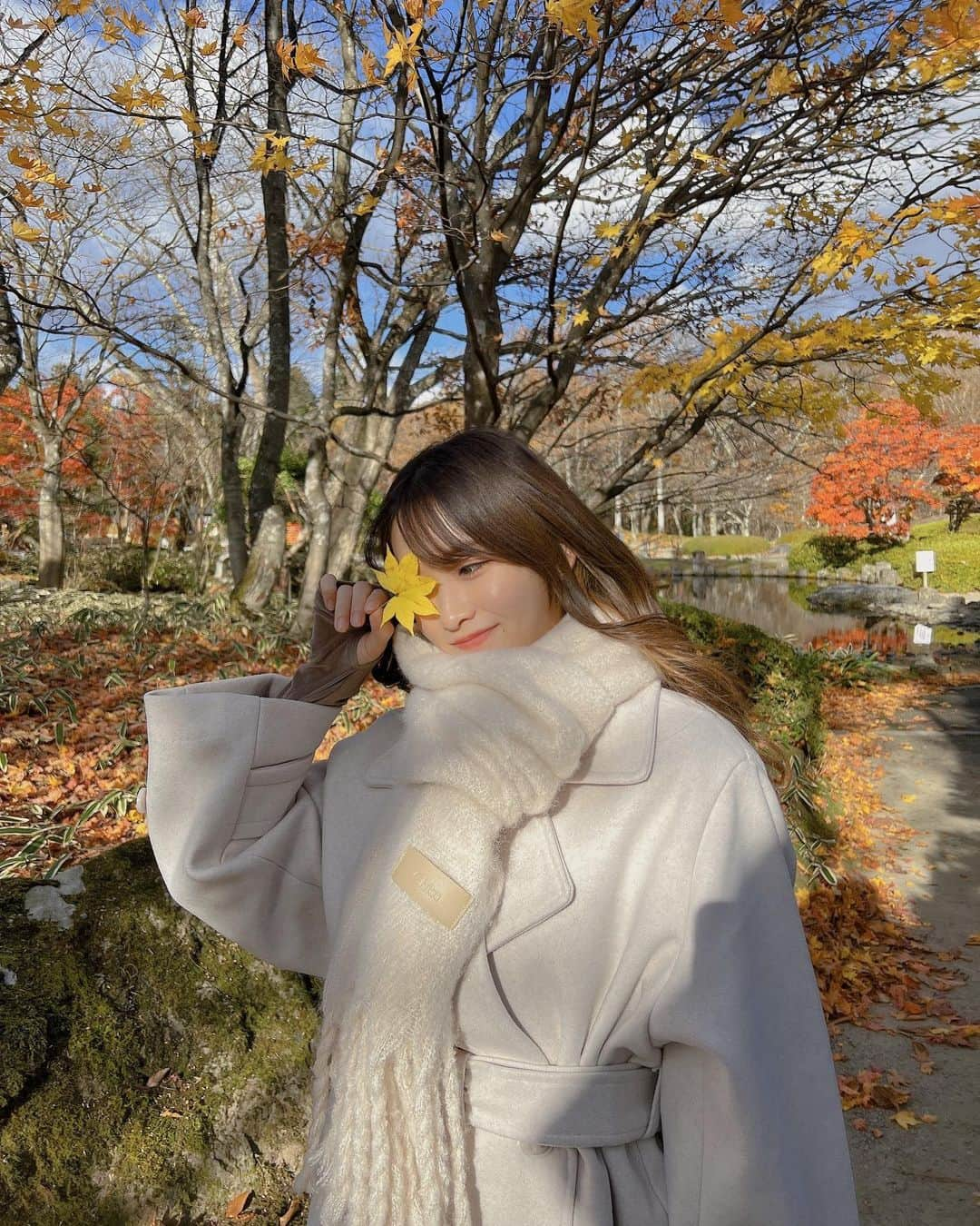 市川愛美さんのインスタグラム写真 - (市川愛美Instagram)「. まだ紅葉の写真間に合う！？！？ 滑り込みセーフ？笑  #紅葉 #マフラーコーデ」12月5日 10時08分 - 0826manami