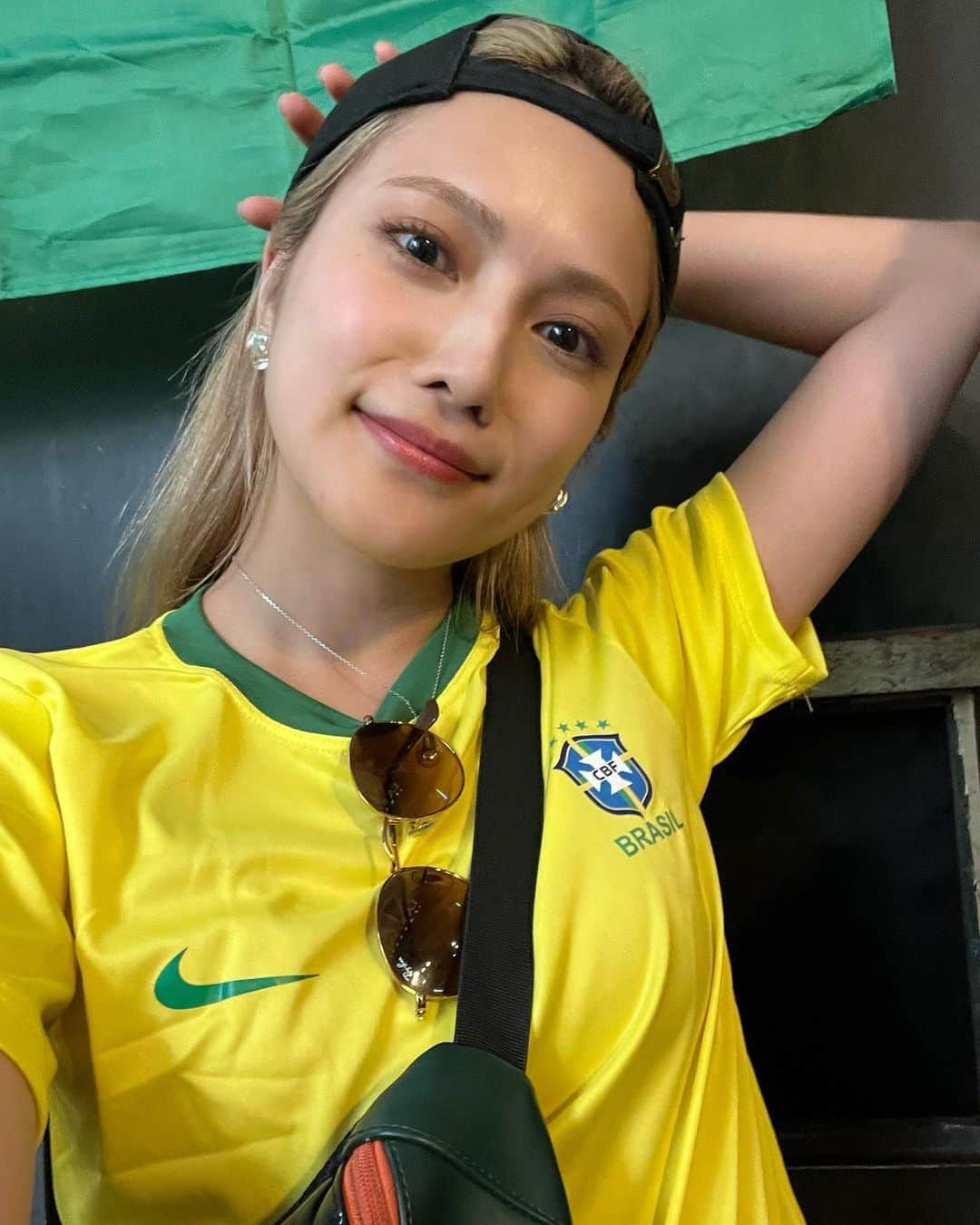 入山杏奈のインスタグラム：「Mi viaje a Brasil terminó en São Paulo! Lo más divertido fue ver el partido 🥴 Solo estuve un día, pero además del partido, fui a la catedral de Sé, comí el famoso sándwich mortadella, subí al metro y hice shopping.⛪️🥪🩴🥰  Y claro, cómo soy japonesa, no me podía faltar visitar a JapanHouse e ir a Liberdade dónde reúne a la comunidad japonesa más grande del mundo. 🌍 🇯🇵  Regresé a la cdmx, luego fui a Mérida, regresé, y el siguiente destino será…🏖♡  ブラジル旅のラストはサンパウロへ🇧🇷 W杯のブラジル戦をブラジルで観るという贅沢な経験をしたり、有名なサンドイッチを食べたり、日本のエキスポが開かれているジャパンハウスに行ったりと1日で色々なことをしました💛 世界最大規模の日本人街にある日本食スーパーは メキシコのと比べて品揃えが良すぎてびっくりした😳🍜  メキシコシティに戻ってきてすぐメキシコの地方に飛び、戻ってきて、また明後日からお仕事旅！😵‍💫💨 ほとんどの時間を飛行機の中で過ごしてるような不思議な感覚。笑」