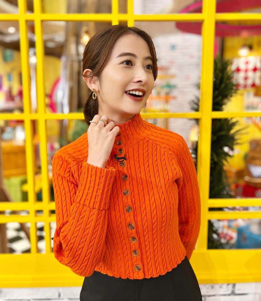 日比麻音子のインスタグラム：「プチブランチ今週出演しています😌  指輪を見せたくて 試行錯誤した結果、 窓枠にハマってみました。？  衣装:Ameri VINTAGE 👠DIANA  #プチブランチ」