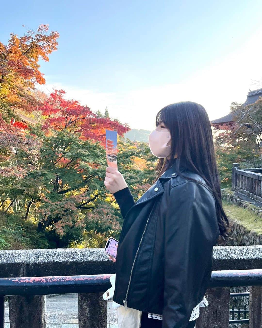 日比野友香のインスタグラム：「秋の思い出~in清水寺~    18歳ぶりに行ったの🍁 全然退屈しなかったなぁ、ちょっと大人になったのかもしれません💭🫶🏻   大好きなお友達は、載せて〜！派なので載せます（笑）                #京都 #京都観光  #京都 #京都紅葉  #京都散策  #kyoto  #kyotojapan  #kyototrip  #kyotogram  #kyotophoto  #kyototemple  #清水寺  #清水寺紅葉  #紅葉  #紅葉スポット  #紅葉デート  #紅葉狩り  #紅葉🍁  #秋  #秋服  #秋の思い出  #秋コーデ  #秋だね  #日本  #japan  #japantravel  #japantrip  #japanesegirl  #japanphoto」