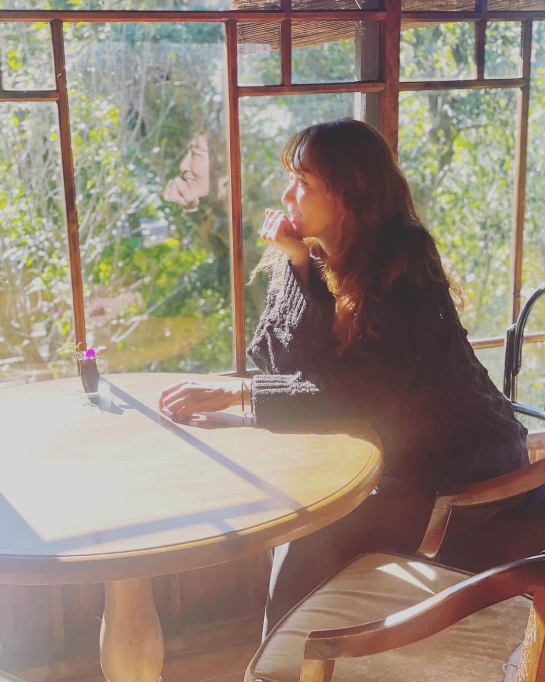 大河内奈々子のインスタグラム：「・ ・  今年は葉山の六花さんでのワークショップ🎍  写真は1年前にお邪魔した時のもの。 気持ちの良い空間でついつい長いしてしまった記憶が。  素敵な古民家でのワークショップと特別ランチは私も楽しみです。  残りのお席が数席となっています。 お早めにお申し込みくださいね。  またお申し込みは　六花さんのアカウントへDM/お電話で承っております。 スワイプして２枚目をご覧ください。  ランチをご希望の方はワークショップのお申し込みの際にお伝えください。  みなさんとお正月飾りを作れるのが楽しみです💛  #大河内奈々子 #nanakoohkouchi #workshop #お正月飾り」