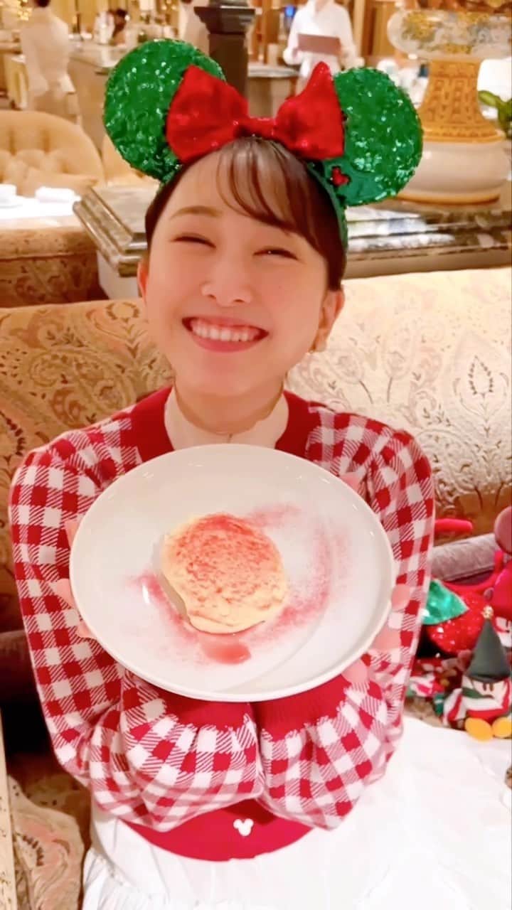 松井玲奈のインスタグラム：「大好きな場所で、大好きな方達とクリスマスを感じるディナーを楽しんできました。 ティラミスのパウダーが星の砂みたいで綺麗。 ❤️ @yoshidasan.disney  ❤️ @ainyan_0302  #ディズニーシー　#東京ディズニーシー　#Disney #ミラコスタ　#ベッラヴィスタラウンジ」