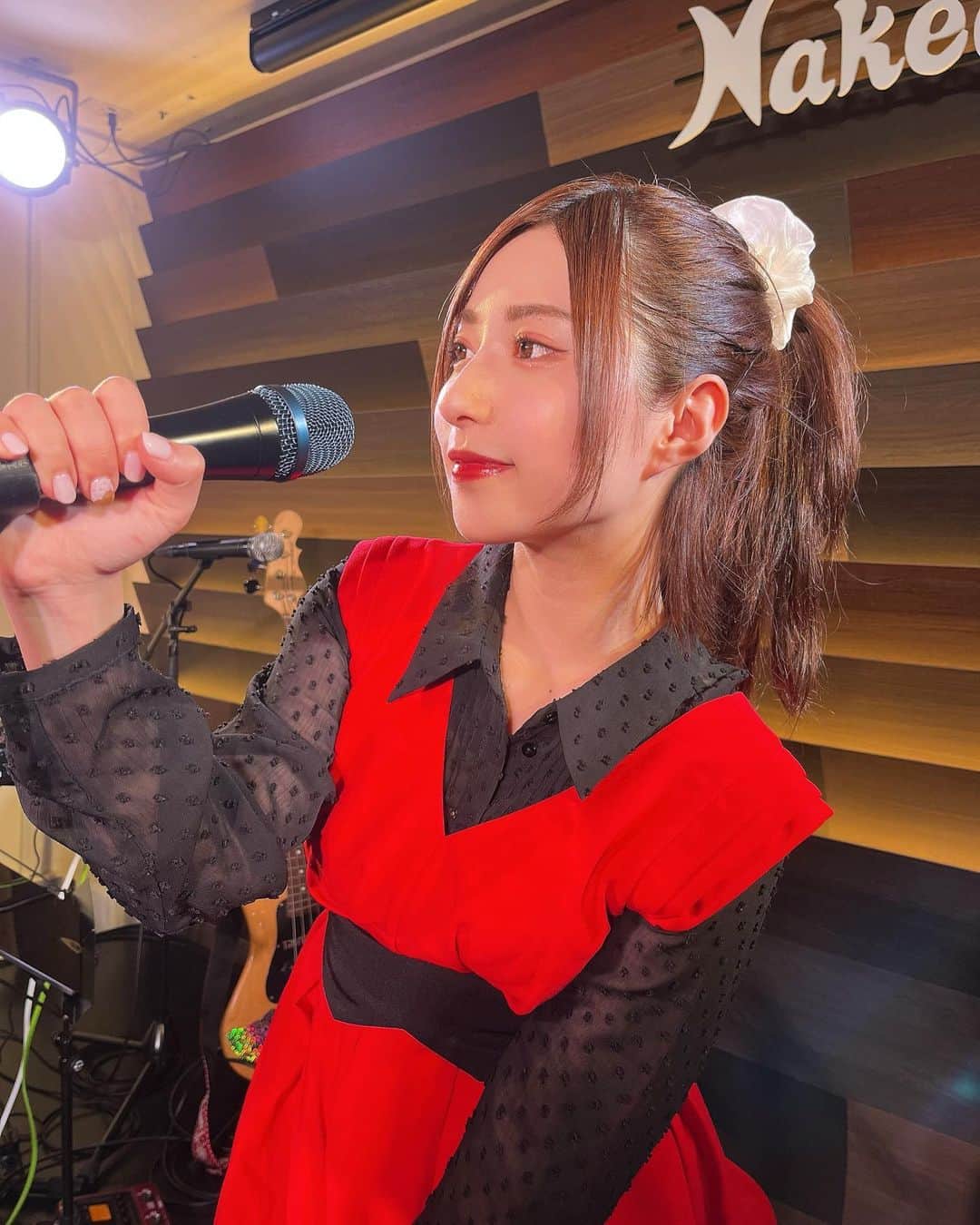 のインスタグラム：「🎤  土曜日は 改めまして 私のやっているバンド mezcolanzaの イベントに来てくださって ありがとうございましたーっ❣️  バンドメンバーと みんなの前に出るのは 1年半ぶりだとか😳  久々にライブをしたり 皆と飲みながら話したり 懐かしい気持ちが ぐぐぐーっと押し寄せてきて 本当に最高な時間でした✨  そして！ イベント中には お知らせが🥰！  なんと！ 3年ぶりのワンマンライブが 決定しましたっ❣️  2023.2.4(土) GARRET udagawa  「mezcolanza ワンマンライブ 36.3℃ 」  open 11:30 / start 12:00  チケット発売12/10(土)12時〜 https://t.livepocket.jp/e/jxmf7  ここ何年も アコースティックライブが多かったので 久しぶりにバンドライブができると言うことで もう楽しみすぎて、、！  でも3年間やっていない 楽曲も沢山あるから 頑張らないと、、！  時間も少ないので 気合い入ってます💪  ぜひ遊びにきてくださいね♡  #band #mezcolanza #music」