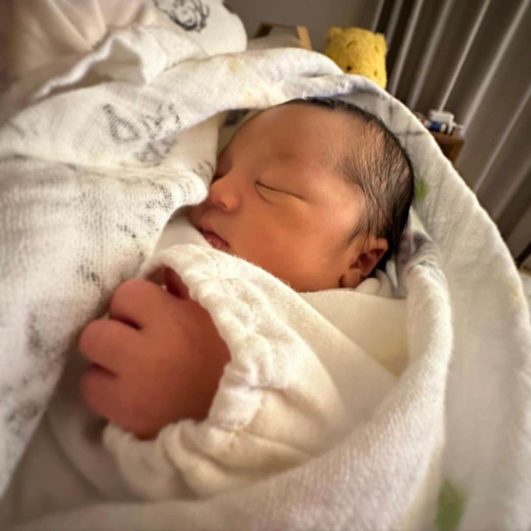 宮里美香のインスタグラム：「*** 皆さまにご報告です。 　 先日、無事に元気な男の子を出産いたしました！！  初めてのお産は、正直不安なことがありましたが病院スタッフの皆様のお陰で、安心してお産に臨めました。本当に感謝です🙏  今回のお産では、旦那さんに立ち会いをしてもらいました。側にいてくれて本当に心強かったです。ありがとう❤️  無事に産まれてきた我が子。 とても愛おしくて、可愛くてたまらないです💕毎日、変化していく息子の表情を夫婦でずっと見つめちゃってます🥰  これからは、母としても成長できるように、そして夫婦で力を合わせて子育てを頑張っていきたいと思います！！  #firstbaby #boy  #第一子  #産まれてきてくれてありがとう」