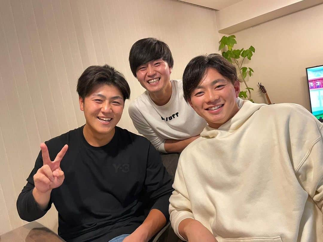 成田翔のインスタグラム：「砂田さんに招待していただき、山口とご飯たべてきました🍽️ ありがとうございます😊 #山口航輝  #砂田毅樹」