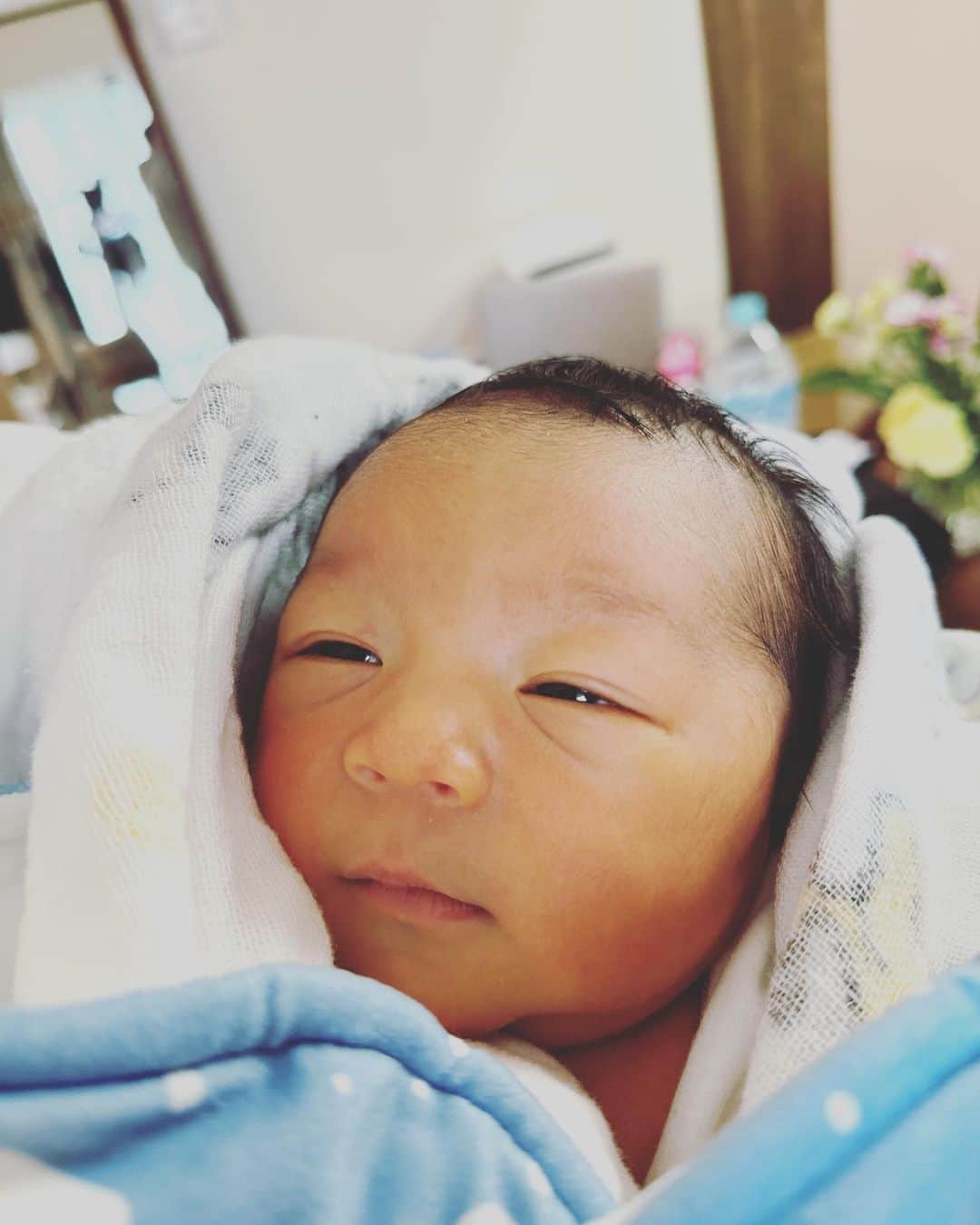中山友貴のインスタグラム：「. 皆様にご報告です。  先日、中山家に第1子が産まれました☺️  元気な男の子です👼  我が子と対面したときには思わず泣きました😭  妻には感謝しかないです。 本当にありがとう😘  これからも夫婦力を合わせて 子育ても頑張ります🥹☺️  #firstbaby #boy #産まれてきてくれてありがとう」