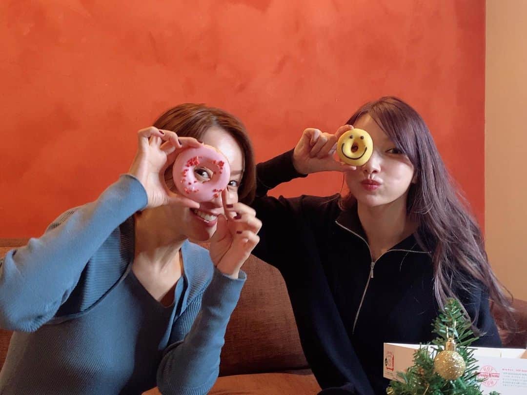 のインスタグラム：「🎄鈴木亜美 後藤真希 X’mas Live & Talk 2022🎄  チケット一般販売12/7(水)12:00～開始いたします🎫💫  詳細はプロフィール欄・ストーリーズをご覧ください🙌🏻  いよいよあと20日⛄️❄️✨  #あみごっちんクリスマス  #鈴木亜美  #後藤真希」