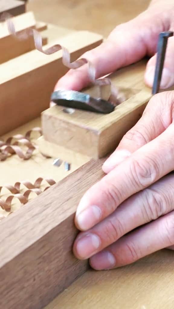 のインスタグラム：「Making the Japanese woodworking joinery, “Ken Dome Nimai Hozo Setsugou”. Watch the rest on YouTube! (You can also visit our Youtube from the linktree in bio)  #suizan #suizanjapan #japanesesaw #japanesesaws #japansäge #sierrajaponesa #sciejaponaise #japanesetool #japanesetools #handsaw #pullsaw #ryoba #dozuki #dovetail #flushcut #woodwork #woodworkers #woodworking #woodworkingtools」