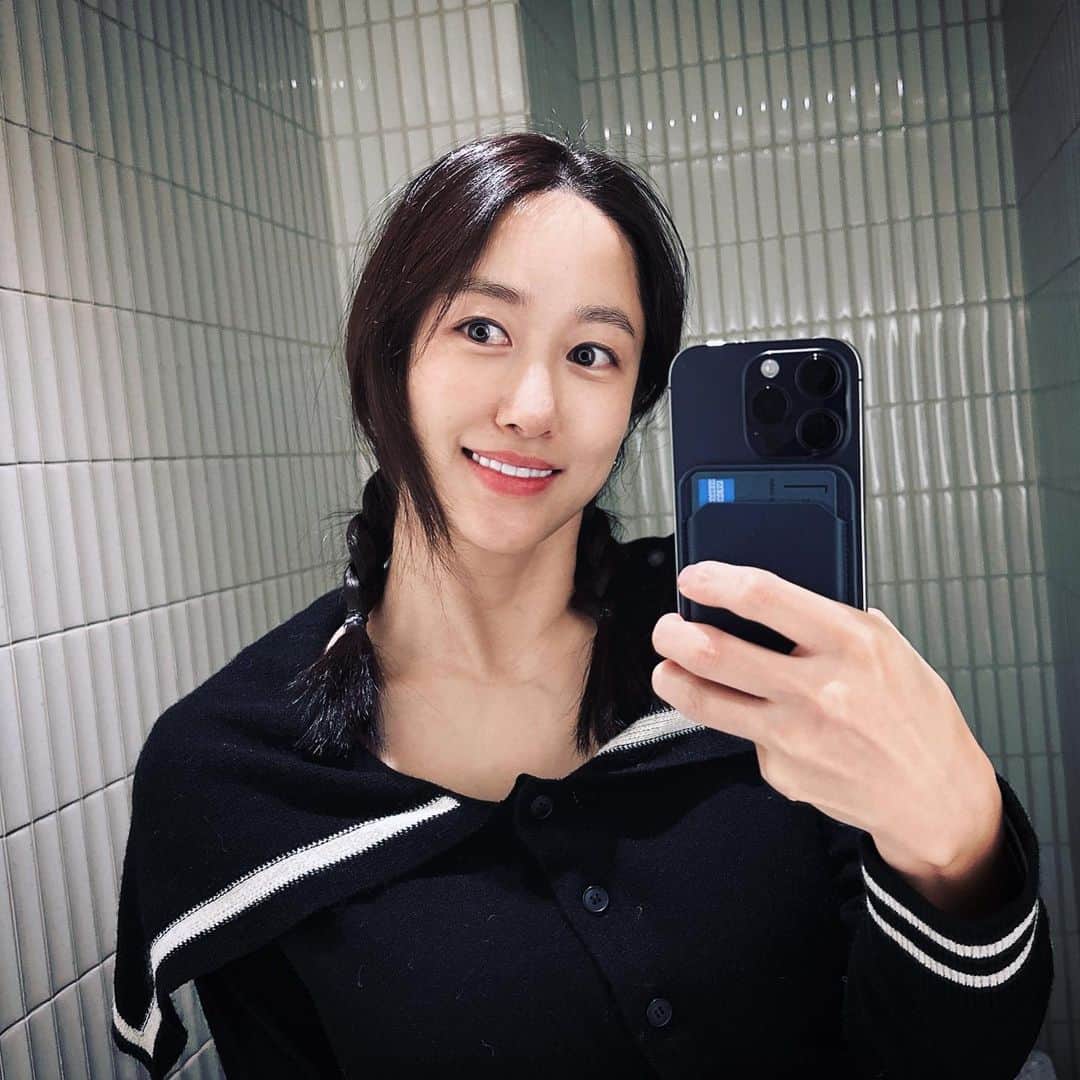 チョン・ヘビンのインスタグラム：「희지니가 @_heejinj  열 육아하느라 손목이 날아간 나를 몸 보신 시켜준다고 금음체질식 비싼 스시를 사줬다  너무 들떠서 양갈래에 세라카라스웨터도 입었다 (이유없음) ㅋㅋ고마워 사랑해 🤪 너무 좋아」