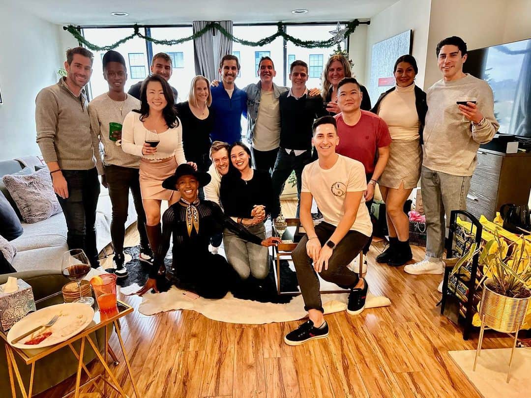 ジョナサン・カサーのインスタグラム：「Grateful for another year with wonderful friends and family! ❤️」