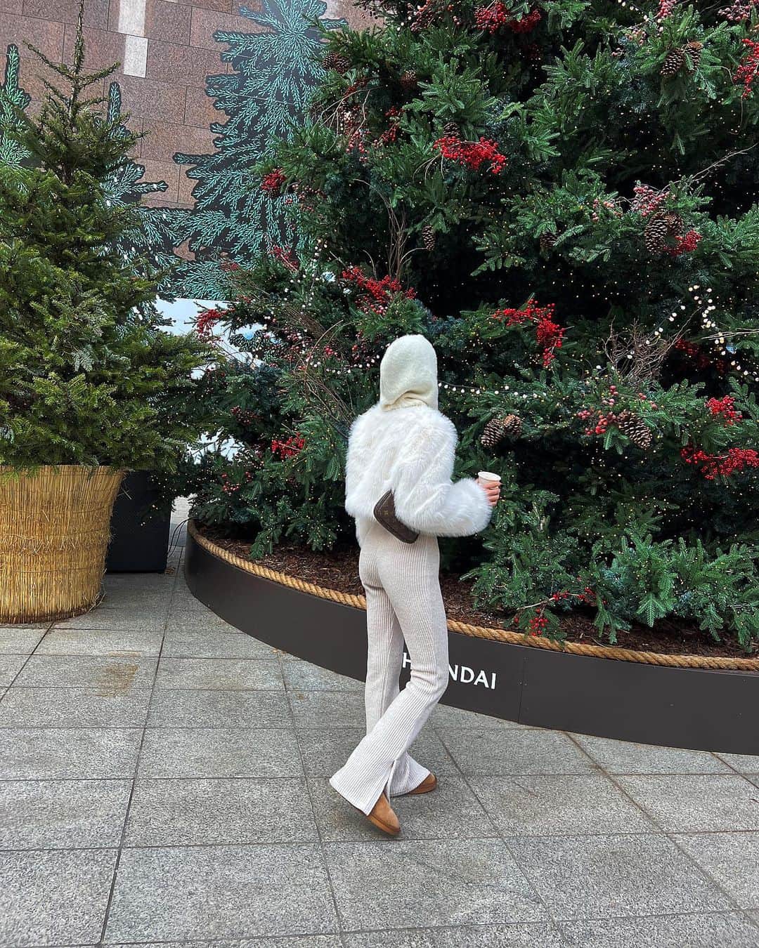 キム・ボラムのインスタグラム：「트리가 너무 커서 반도 안 담겼어 🥲🎄」