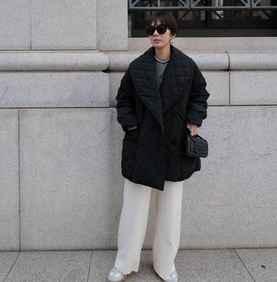 正中雅子のインスタグラム：「monotone🖤🤍  昨日ご紹介したコートの色違いはBLACKです☺︎  この大きめの襟が小顔効果もあり、 ガバッと羽織れるのでスタイリング気にせず 時間がない日もこれ1枚でカッコ良くなって既にヘビロテ🤤🫶  しかも、なにより軽くて最高なのがこのトップサーモ素材！  インナーにも着込めるので重宝すること間違いなしです！  今回は36/38と2サイズご用意していて 私が着ているのが36サイズです💫  12/7(wed)12:00-  #MACHATT #masaco服」