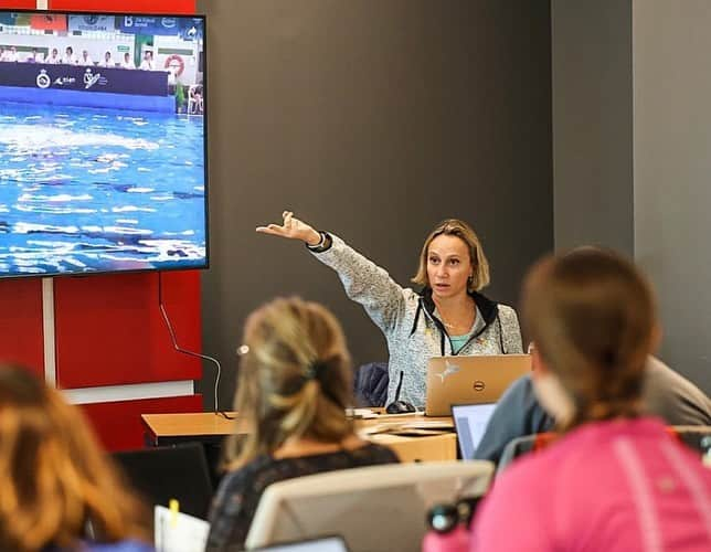 アンドレア・フエンテスさんのインスタグラム写真 - (アンドレア・フエンテスInstagram)「Never too late to express my gratitude on the @panamaquatics Camp held in the Olympic Training Center in Colorado, USA! I got the honor to lead the camp with @usaartisticswimming, and more than 20 countries participating!! It felt like a big challenge when I got the news but I’m so glad we did it, impossible to do without the incredible presence and hard work of @virginie_dedieuoff @billmayartisticswimmer @annavoloshyna and @benbeaufils. PamAms Artistic Swimming is now a stronger community, we learned from each other, had great moments and worked hard to create the best possible memories. Look at this 1st @watlicam video with the best pusher ever: Madi @mads.vd_ from @artisticswimmingcayman pushing @jackielynluu from @artswimusa! Collaboration between all countries has been the best. I felt each coach had amazing things to teach. 3rd video is Virginie being still superVirginie: improv moving only hips and shoulders (extended legs and arms). Last video is one of the improvs on land, so good for the soul: dance and don’t worry if people is watching or judging, just BE. Thank you coaches from all duets for all your help, I’m so glad we got to know each other! See you soon again!! 3-2-1 PanAms!! 💪🌎 By the way the seminar for coaches and judges by @anamontero2009 was the best, I have the greatest teammates ever or what???」12月5日 15時19分 - andreafuentes83