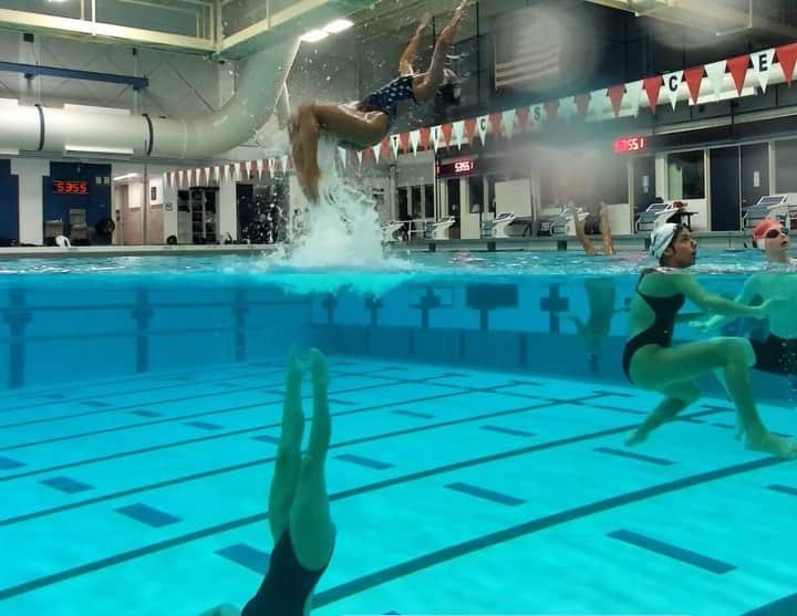 アンドレア・フエンテスのインスタグラム：「Never too late to express my gratitude on the @panamaquatics Camp held in the Olympic Training Center in Colorado, USA! I got the honor to lead the camp with @usaartisticswimming, and more than 20 countries participating!! It felt like a big challenge when I got the news but I’m so glad we did it, impossible to do without the incredible presence and hard work of @virginie_dedieuoff @billmayartisticswimmer @annavoloshyna and @benbeaufils. PamAms Artistic Swimming is now a stronger community, we learned from each other, had great moments and worked hard to create the best possible memories. Look at this 1st @watlicam video with the best pusher ever: Madi @mads.vd_ from @artisticswimmingcayman pushing @jackielynluu from @artswimusa! Collaboration between all countries has been the best. I felt each coach had amazing things to teach. 3rd video is Virginie being still superVirginie: improv moving only hips and shoulders (extended legs and arms). Last video is one of the improvs on land, so good for the soul: dance and don’t worry if people is watching or judging, just BE. Thank you coaches from all duets for all your help, I’m so glad we got to know each other! See you soon again!! 3-2-1 PanAms!! 💪🌎 By the way the seminar for coaches and judges by @anamontero2009 was the best, I have the greatest teammates ever or what???」