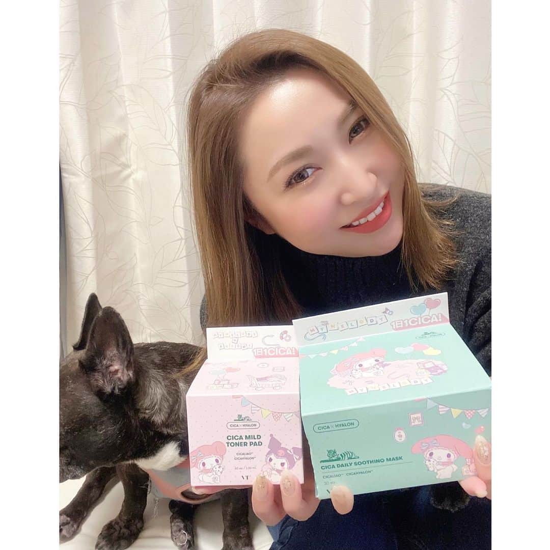 北川珠望さんのインスタグラム写真 - (北川珠望Instagram)「✯ ✯ ✯ 楽天スーパーセールへ急げ〜🐾  VT×サンリオキャラクターズ限定版コラボパッケージがスーパーセールで発売されたよ💛  冬の乾燥したお肌もしっかり保湿してくれるアイテム✨ おでこトゥルトゥルでしょ🥰  そして今ならすっごいお買得☟ CICA デイリースージングマスク (サンリオキャラクターズ 限定版) 25%OFF: 2,420円→1,815円   CICA マイルドトナーパッド (サンリオキャラクターズ 限定版) 20%OFF: 1,815円 →1,452円  そしてまだまだあるよ☟  💛デイリースージングマスクご購入の方に「マウスパッド」プレゼント(マイメロディとクロミ、数量限定)  ✨その他の商品を一定金額以上ご購入の方に下記をプレゼント ✨  💛3000円以上：「ふせん」プレゼント(マイメロディ or クロミのうちランダム、数量限定)  💛6000円以上：「マウスパッド」プレゼント(マイメロディとクロミ、数量限定) 💛9000円以上：「ブランケット」プレゼント(マイメロディ or クロミのうちランダム、数量限定)  こちらは数量限定なので、無くならないうちに急げ〜🐾  #RAKUTEN #楽天#楽天スーパーセール#楽天スーパーSALE#VTxサンリオキャラクターズ_限定版#VTxマイメロディ#VTxクロミ#VT_コラボ#サンリオ#sanrio#マイメロディ#クロミ#サンリオ好きな人と繋がりたい#パケ買い#CICA#スキンケア#肌荒れケア#保湿ケア#1日1CICA #VTコスメ ✯ ✯ ✯」12月5日 15時21分 - tamami1224