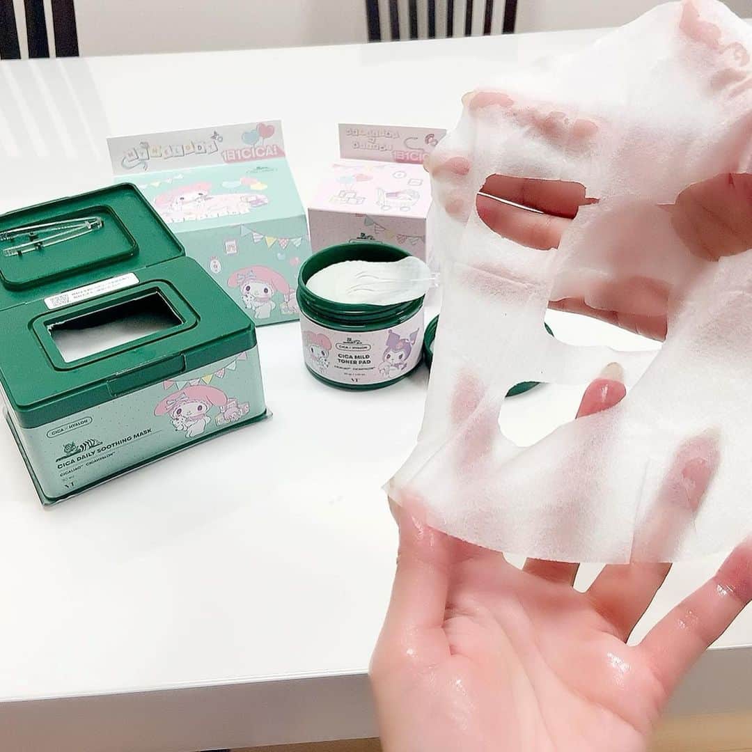 北川珠望さんのインスタグラム写真 - (北川珠望Instagram)「✯ ✯ ✯ 楽天スーパーセールへ急げ〜🐾  VT×サンリオキャラクターズ限定版コラボパッケージがスーパーセールで発売されたよ💛  冬の乾燥したお肌もしっかり保湿してくれるアイテム✨ おでこトゥルトゥルでしょ🥰  そして今ならすっごいお買得☟ CICA デイリースージングマスク (サンリオキャラクターズ 限定版) 25%OFF: 2,420円→1,815円   CICA マイルドトナーパッド (サンリオキャラクターズ 限定版) 20%OFF: 1,815円 →1,452円  そしてまだまだあるよ☟  💛デイリースージングマスクご購入の方に「マウスパッド」プレゼント(マイメロディとクロミ、数量限定)  ✨その他の商品を一定金額以上ご購入の方に下記をプレゼント ✨  💛3000円以上：「ふせん」プレゼント(マイメロディ or クロミのうちランダム、数量限定)  💛6000円以上：「マウスパッド」プレゼント(マイメロディとクロミ、数量限定) 💛9000円以上：「ブランケット」プレゼント(マイメロディ or クロミのうちランダム、数量限定)  こちらは数量限定なので、無くならないうちに急げ〜🐾  #RAKUTEN #楽天#楽天スーパーセール#楽天スーパーSALE#VTxサンリオキャラクターズ_限定版#VTxマイメロディ#VTxクロミ#VT_コラボ#サンリオ#sanrio#マイメロディ#クロミ#サンリオ好きな人と繋がりたい#パケ買い#CICA#スキンケア#肌荒れケア#保湿ケア#1日1CICA #VTコスメ ✯ ✯ ✯」12月5日 15時21分 - tamami1224