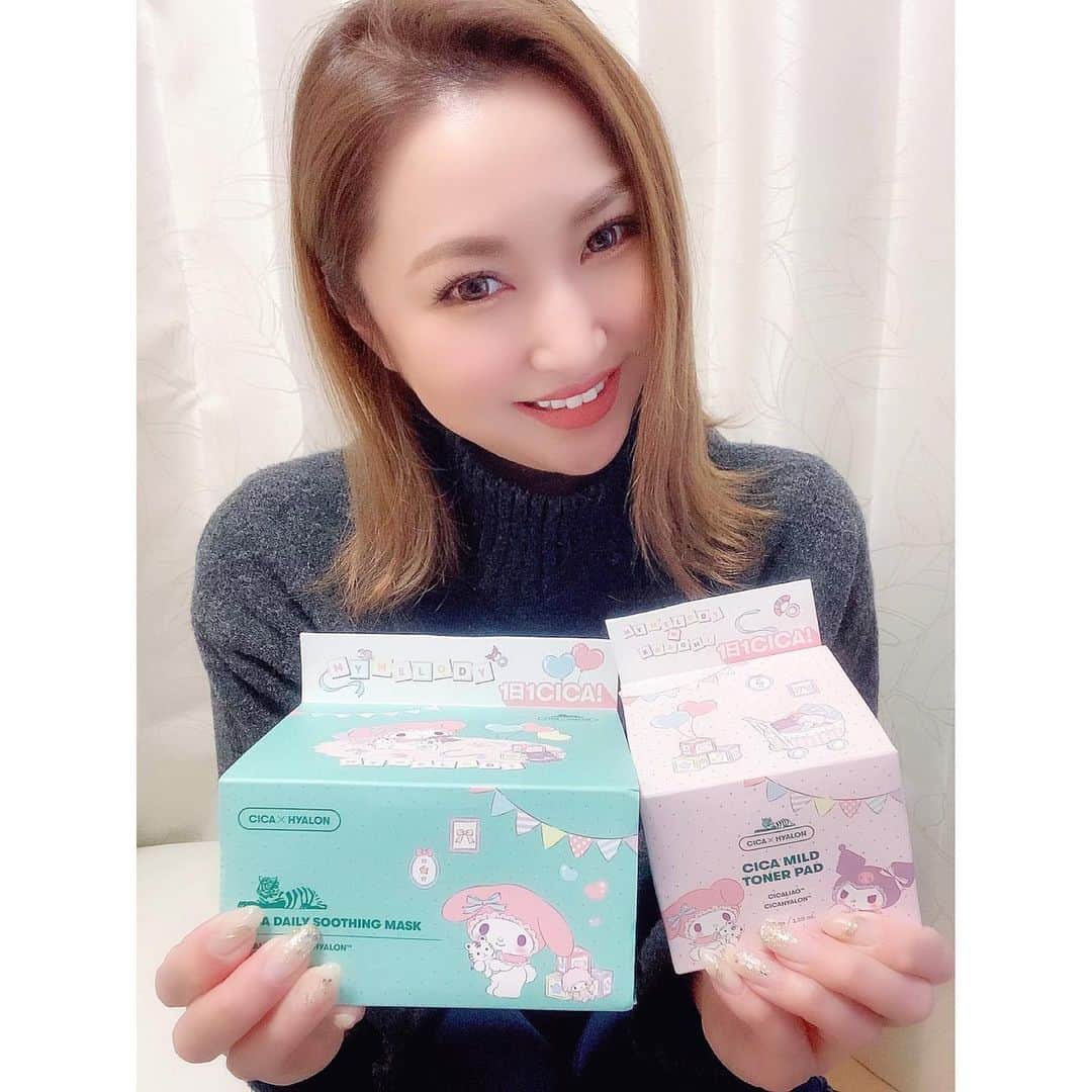 北川珠望さんのインスタグラム写真 - (北川珠望Instagram)「✯ ✯ ✯ 楽天スーパーセールへ急げ〜🐾  VT×サンリオキャラクターズ限定版コラボパッケージがスーパーセールで発売されたよ💛  冬の乾燥したお肌もしっかり保湿してくれるアイテム✨ おでこトゥルトゥルでしょ🥰  そして今ならすっごいお買得☟ CICA デイリースージングマスク (サンリオキャラクターズ 限定版) 25%OFF: 2,420円→1,815円   CICA マイルドトナーパッド (サンリオキャラクターズ 限定版) 20%OFF: 1,815円 →1,452円  そしてまだまだあるよ☟  💛デイリースージングマスクご購入の方に「マウスパッド」プレゼント(マイメロディとクロミ、数量限定)  ✨その他の商品を一定金額以上ご購入の方に下記をプレゼント ✨  💛3000円以上：「ふせん」プレゼント(マイメロディ or クロミのうちランダム、数量限定)  💛6000円以上：「マウスパッド」プレゼント(マイメロディとクロミ、数量限定) 💛9000円以上：「ブランケット」プレゼント(マイメロディ or クロミのうちランダム、数量限定)  こちらは数量限定なので、無くならないうちに急げ〜🐾  #RAKUTEN #楽天#楽天スーパーセール#楽天スーパーSALE#VTxサンリオキャラクターズ_限定版#VTxマイメロディ#VTxクロミ#VT_コラボ#サンリオ#sanrio#マイメロディ#クロミ#サンリオ好きな人と繋がりたい#パケ買い#CICA#スキンケア#肌荒れケア#保湿ケア#1日1CICA #VTコスメ ✯ ✯ ✯」12月5日 15時21分 - tamami1224