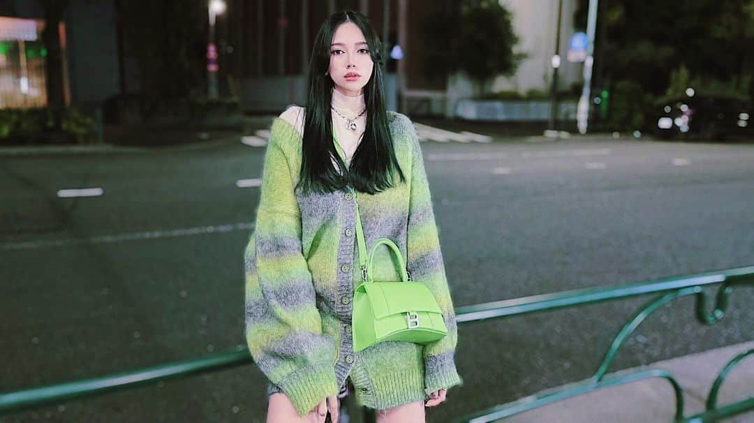 藤田杏奈のインスタグラム：「💚🌱‬🦖🌿🐍🍃🦎 . . .  @evris_official で一目惚れ したカーディガン😚💕💕 . #ootd #ootdfashion #fashion  #coordinate #fashionista  #EVRIS #BALENCIAGA  #Bershka」