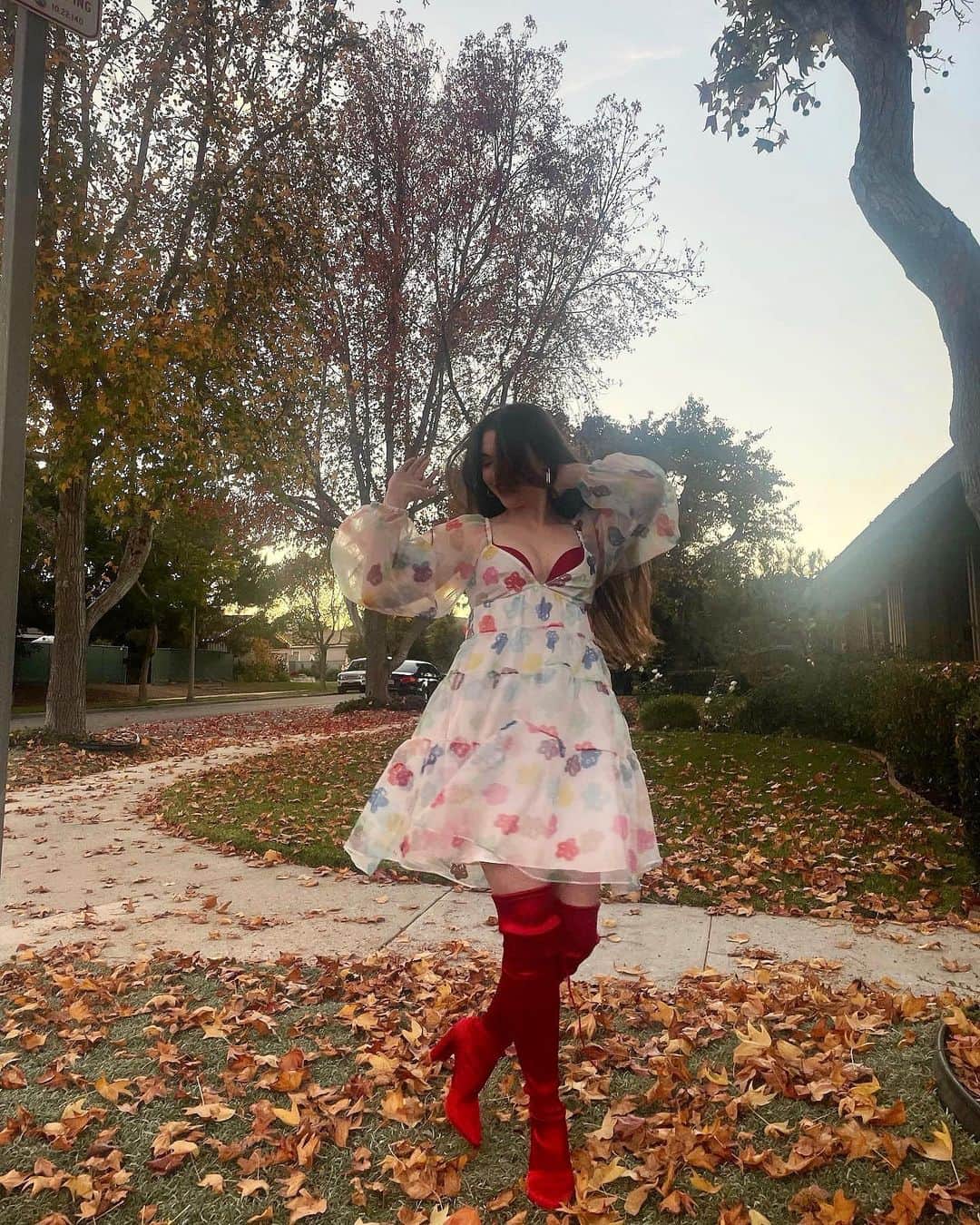 マッケイラ・マロニーのインスタグラム：「We can leave the Christmas lights up till January」