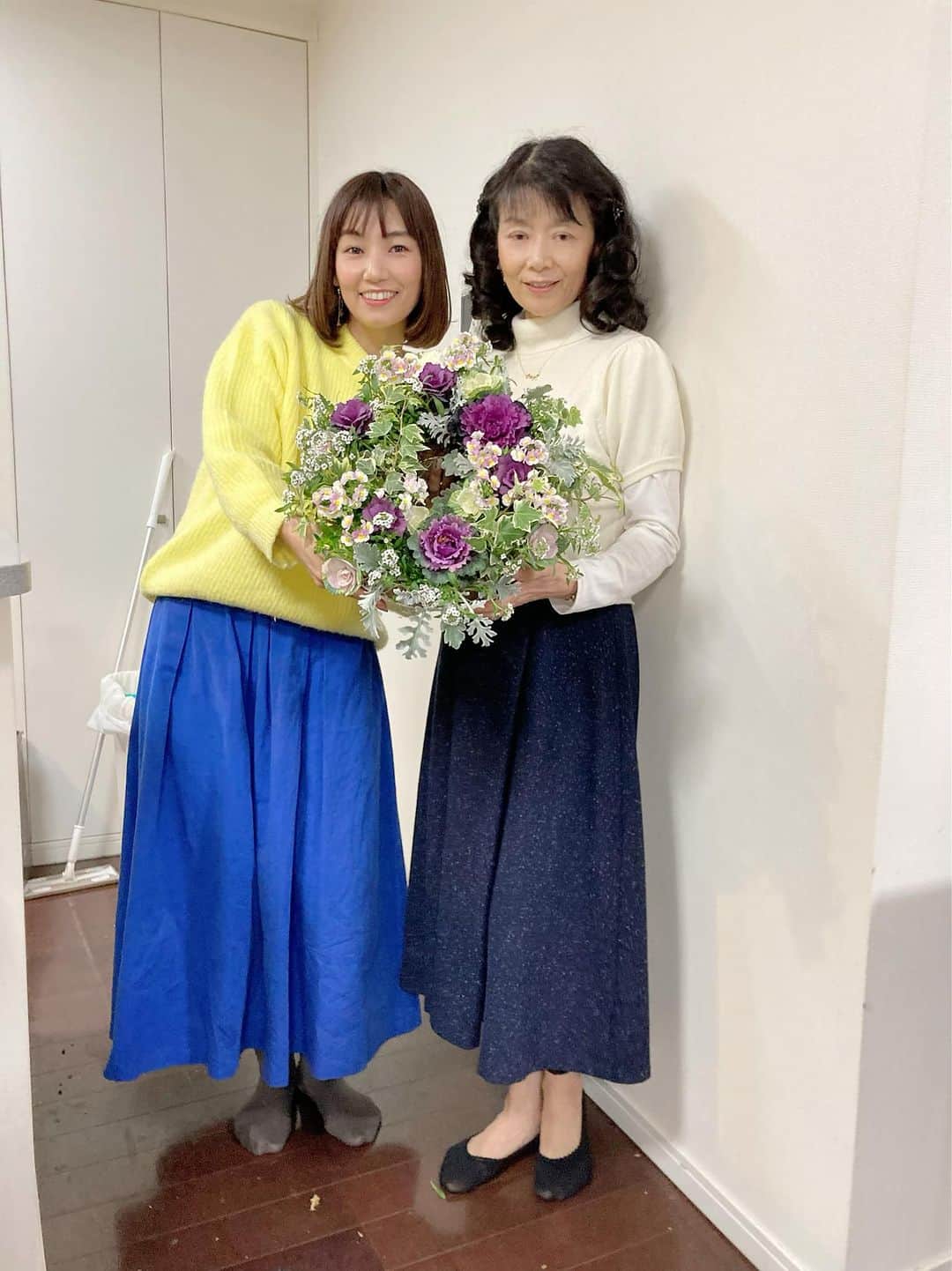 大津びわ子さんのインスタグラム写真 - (大津びわ子Instagram)「2022.12.4  「葉牡丹リースのギャザリング」を #植田美穂 　さんに教えていただきました。お正月花の定番感のある葉牡丹ですが、今回、初めて、葉牡丹、可愛い💕と思いました😎 長く楽しめるのが「ギャザリング」の魅力です。こんなに沢山のポット、入りきらないでしょ❗️と思うのに、それが収まってしまうのも不思議。」12月5日 16時01分 - biwarin