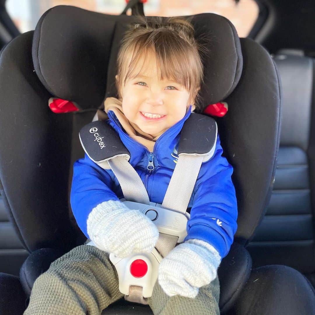 のインスタグラム：「2 years ago my life changed in the best possible way. Noemi-Rae I live to make sure you have a roof over your head and a smile on your face. I love you baby girl. ❤️ Happy 2nd bday 🥳 You are truly my world 🌎」