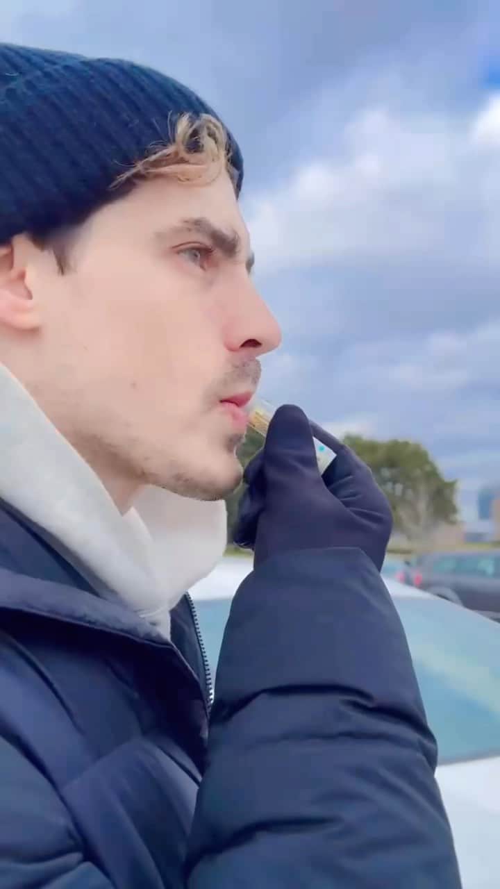 のインスタグラム：「I spend my whole day in the cold. This year I’m getting winter ready by using @burtsbeesca lip care products everywhere I go — they are 100% natural origin and provide 4 hours of hydration to repair extremely dry lips (like mine!)   #ad #seriouslygoodlips #burtsbeesca」