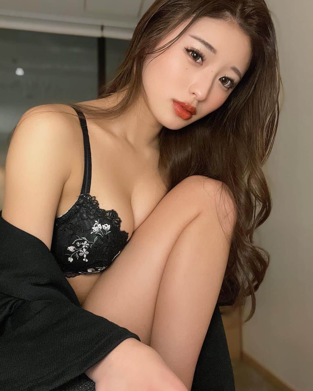 MIYABIのインスタグラム：「今日はみんなサッカー観戦するのかな？⚽️🖤  先日いつもお世話になっている　@ankhcross_harajuku さんでリタッチカラーと超音波トリートメントして頂きました💇🏼‍♀️🤍  ほぼ毎日、巻き髪なのでアイロンのダメージも軽減されてサラサラ〜🥹  @tamako_tamako ありがとう御座いました☺️  #cyberjapan  #アンククロス  #サッカー観戦」
