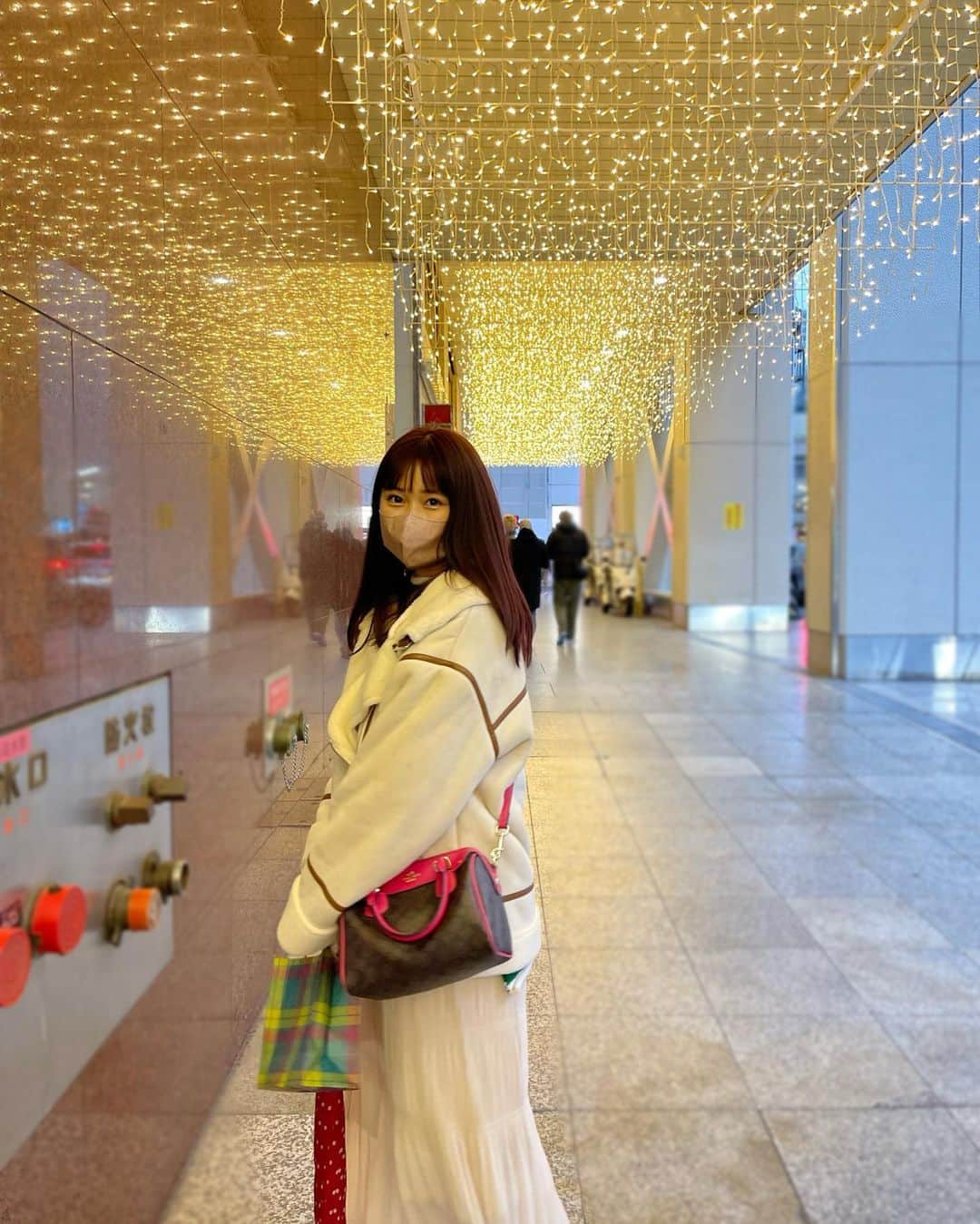 桜井美里のインスタグラム：「♡  12月だね〜！  今日はお姉ちゃんとお出かけした✨  街中がイルミネーションだらけで クリスマスが楽しみだね〜🎄🤍」