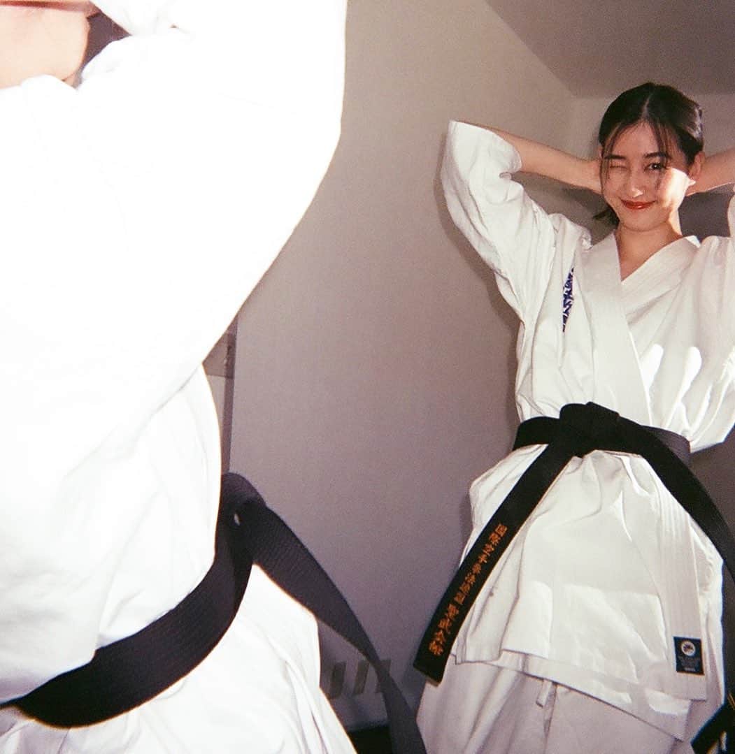青野楓のインスタグラム：「@mosh_official_ のフィットネスフェスにて、キックボクシングのオンラインレッスンをすることになりました！ 1度の参加になりますので、是非ご参加ください🫶🤍  私は12/15 11:00〜12:00となります！ 詳しくは @kaedegym をご覧下さい。  どなたでもご参加いただけます😌✌️ 一緒にトレーニングしましょー！！  #空手#karate#キックボクシング#オンラインレッスン#かえでとかのん」
