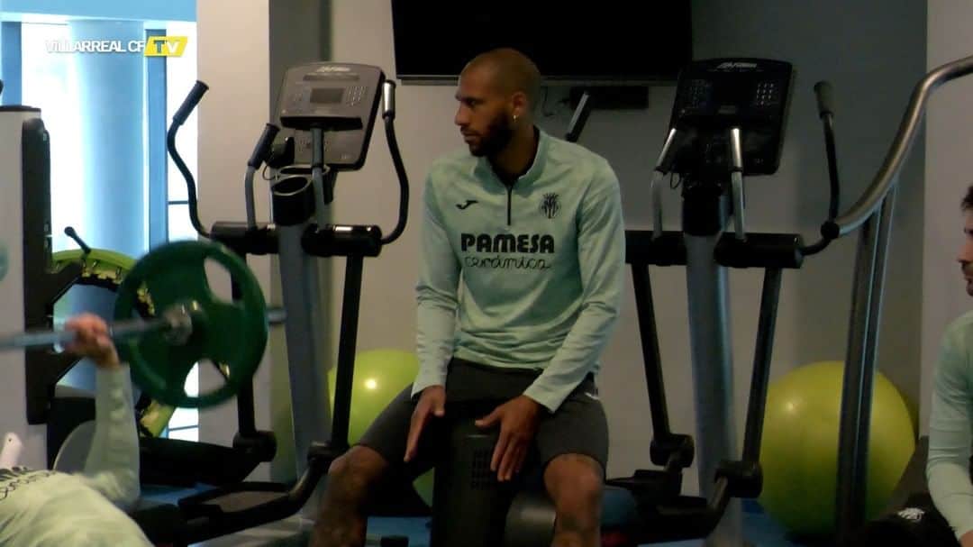 ビジャレアルCFのインスタグラム：「Igual te marca un gol que te marca el ritmo en el gym.  GENIO ✨  He can score or play a tune in the gym.  GENIUS ✨  #Villarreal #Fútbol #Football #Soccer #LaLiga」