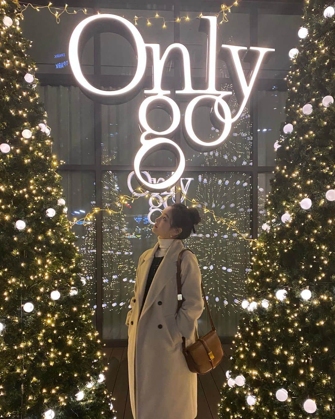 イム・ウンスのインスタグラム：「_ It's beginning to look a lot like Christmas🎄✨ . . #햅삐연말 #♥️」