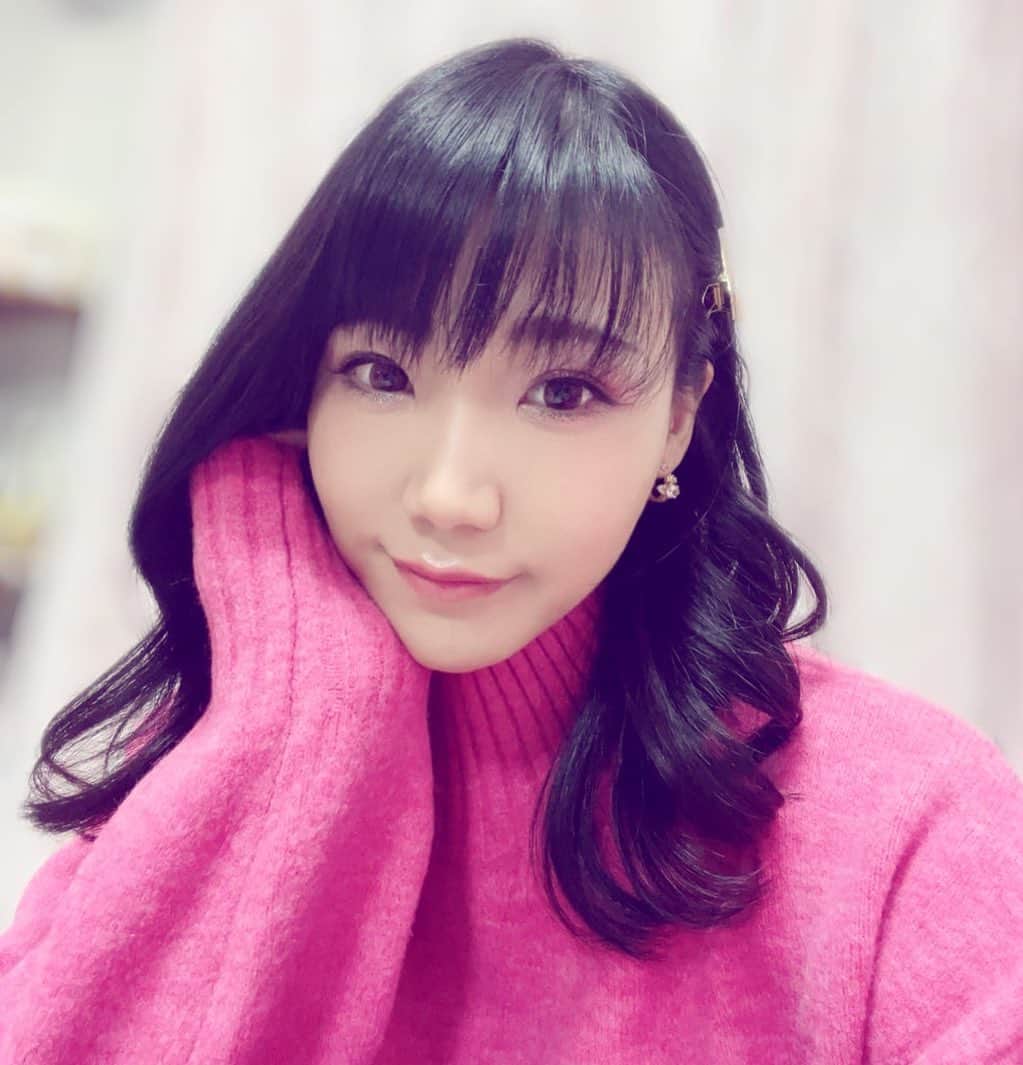 伊石真由のインスタグラム：「髪を巻くのにはまってる(ෆ`꒳´ෆ)   #japanese  #japanesegirl  #黒髪」