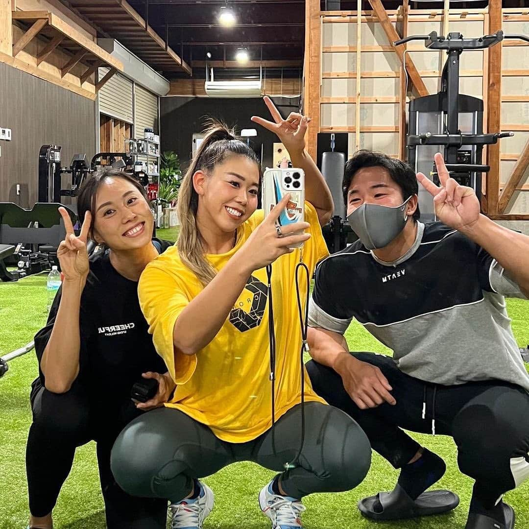 Sho Fitnessのインスタグラム：「可愛くて優しいまやさんと 綺麗で優しいひとみさん でよろしくって優しいはずのまやさんに言われました‥ 言わなくても書くのに笑 いいトレーニングしてもらえたみたいなのでよかったです💪 @_.hitogram._ さんの ひとちゃんブログもよろしくお願いします🙇‍♂️ https://hitochanblog.com/  #ブーストアカデミア #BOOSTACADEMIA #JBBF #金沢パーソナル #パーソナル」