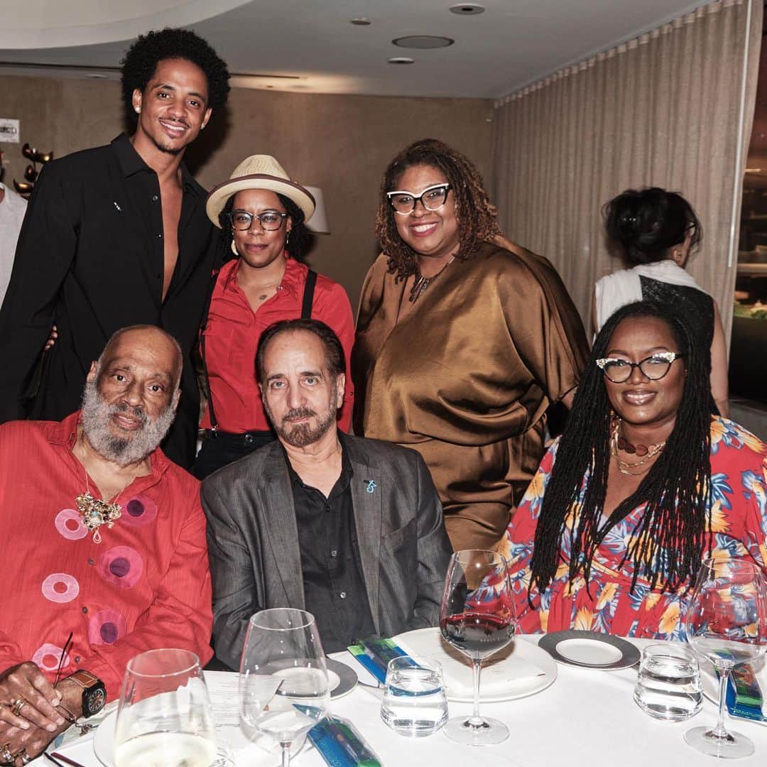 コーデル・ブローダスのインスタグラム：「Last night was special to me. I grew up admiring Russell Simmons and Danny Simmons for the work they do for our communities the last 30 years. And last night, I was in the room with Danny Simmons and the black artists that Rush Arts supported for the last 30 years so that our community has a place in the art world.  This wouldnt have been possible with the partnership with Tezos Foundation. I am humbled to be able to partner with u guys to deliver a 1M philanthropic arts fund to deploy to urban musicians and artists. Lives are going to change!   Thank you again, and thank you to my team - Gushcloud, Shiv, Amador, Jared, Daisy, Althea, Keesha. Lets keep moving!   Miami Art Basel 2023 - see u guys then!」