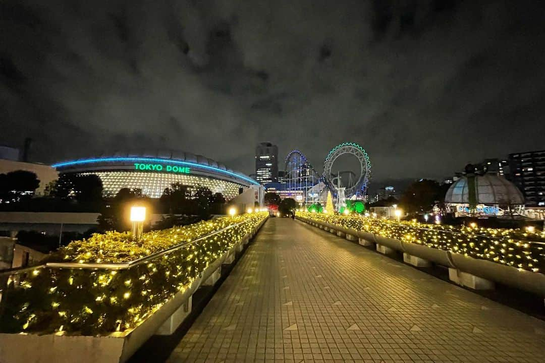 長谷川涼香さんのインスタグラム写真 - (長谷川涼香Instagram)「. 先日社内企画でインタビューを受ける際に、グラウンドにお邪魔させていただきました！ 社員さんでもなかなか見られない景色みたいで、正直野球については詳しくないのですが、とても興奮しました😊 社員の方ともたくさんお話できて楽しいインタビュー企画になりました✨  ちなみに東京ドームシティは絶賛イルミネーション中で、とても綺麗なのでぜひお越しくださーい🙌  #tokyodome」12月5日 19時45分 - suzuka.hasegawa