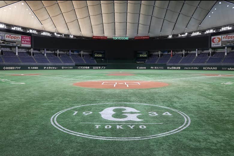 長谷川涼香のインスタグラム：「. 先日社内企画でインタビューを受ける際に、グラウンドにお邪魔させていただきました！ 社員さんでもなかなか見られない景色みたいで、正直野球については詳しくないのですが、とても興奮しました😊 社員の方ともたくさんお話できて楽しいインタビュー企画になりました✨  ちなみに東京ドームシティは絶賛イルミネーション中で、とても綺麗なのでぜひお越しくださーい🙌  #tokyodome」