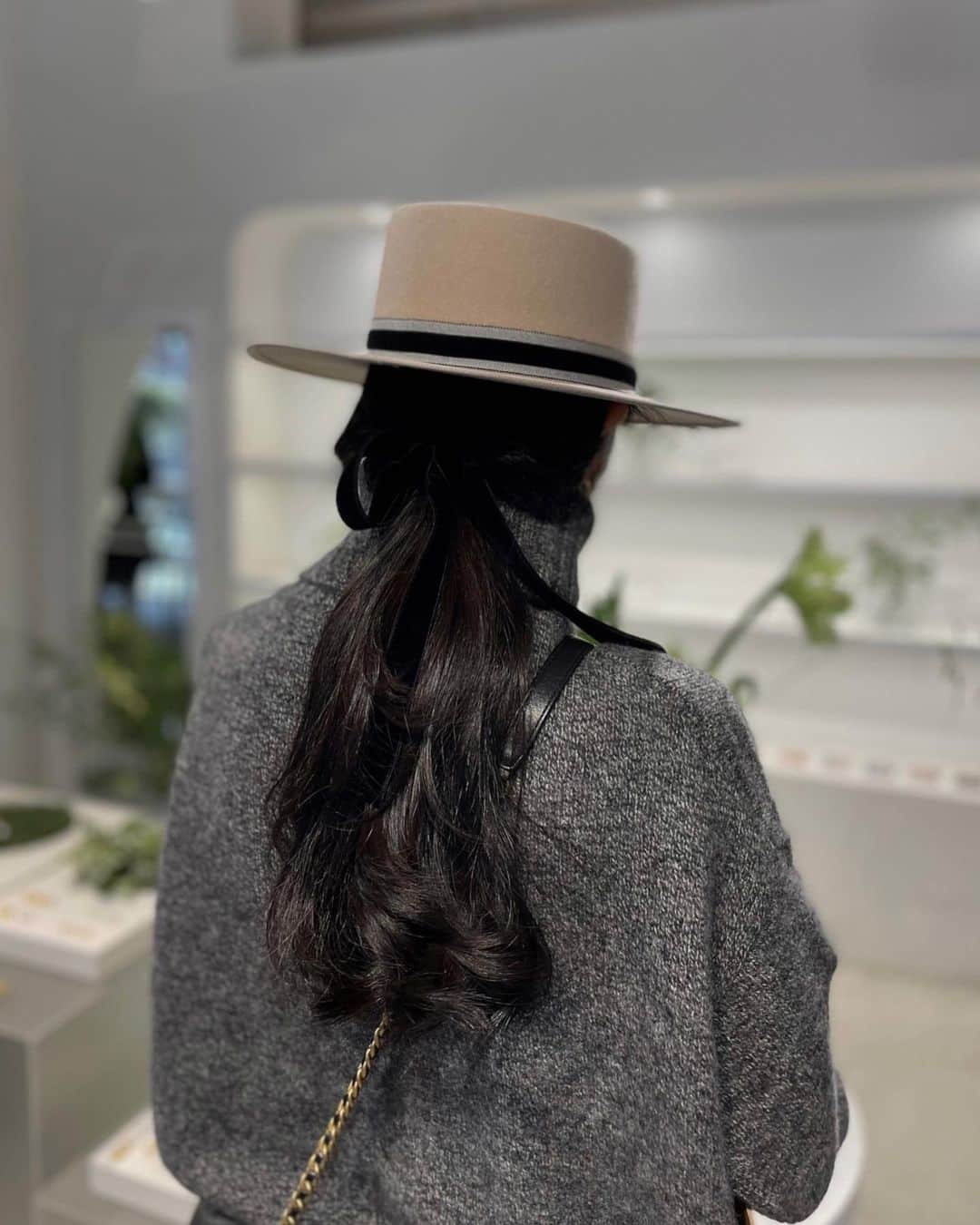 鈴木詩織のインスタグラム：「ハットをメインにコーデした日👒  ハットについている紐で髪を結べたりできるのです✔︎ 寒かったのでこの日はハイネックのタートルネックニットを着たよ🧶  ふわっと柔らかくてネック部分の長さもちょうどいいっ♡  ⁡ ⁡ ⁡  #shiorin_styling#plst#chapedudo#lephil#プラステ#シャポードオー#ルフィル」