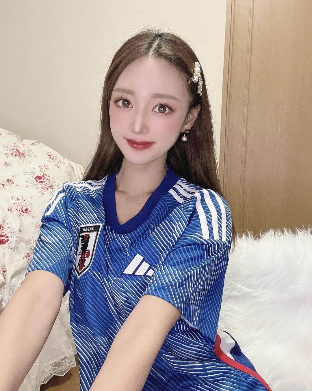 のインスタグラム：「W杯⚽️🎌  今夜 日本戦: 日本vsクロアチア ですね！！！！  クロアチア準優勝経験🥈もあって 強いけど日本頑張って勝って欲しい ですねぇ🥹🥹💪🏻  みんなも一緒に応援しましょ🎌-`📣  #W杯#w杯⚽️#ワールドカップ #ワールドカップ2022#サッカー日本代表」