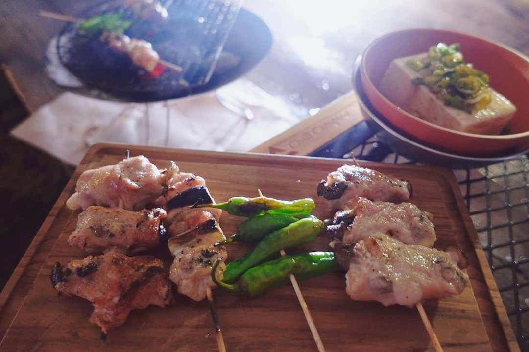 茉莉のインスタグラム：「🌙🏕🍖 (スワイプしてね👍) . . 炭火で美味しい！キャンプ飯🥢 『焼き鳥🐓』 . . (1.3枚目) 好きな具材を串に刺して焼くだけ😚 鶏肉だけでなく、 ししとう🫑とかトマト🍅などの野菜はもちろん、 チーズ🧀を豚肉で巻いたりして、 色んなものを作ってみたよ♬ . . (2枚目) 炭火焼き鳥の美味しさに驚きすぎ🤣！な私。 多少焦げたりしたのもご愛嬌で…🙏笑 . . . #焼き鳥#炭火焼き鳥#キャンプ飯#キャンプ飯レシピ#簡単キャンプ飯#美味しいご飯#鶏肉レシピ #ソロキャン#ソロキャン女子#犬連れキャンパー#犬連れ旅#delica#delicad5#デリカ女子#デリカd5がある生活#dキャンパー#デリカ#デリカd5#バンライフ#車中泊」