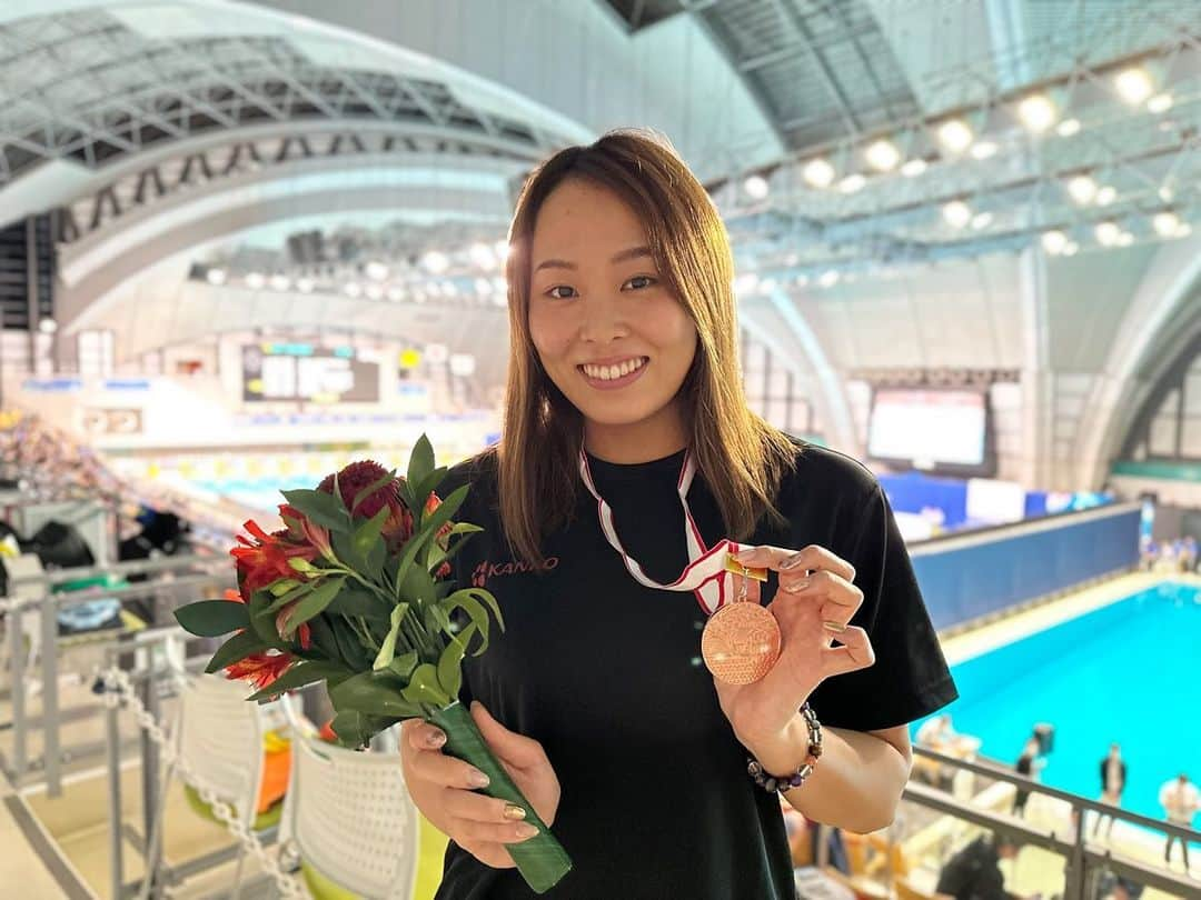 増田葵のインスタグラム：「. ジャパンオープン 2022  200m 自由形🥉 まだまだ満足のいく記録ではありませんが、どんな状況でも安定してタイムが出せているのはプラスに考えたいと思います。  今週末はオーストラリアでの試合（Queensland Championships） に出場するので今回の反省点を活かしてもう一踏ん張り！ 久しぶりに400m出場するけどちゃんと泳げるのでしょうか😨  お花持って写真撮ったのに全然 お花映ってなかった😂笑  #speedojapan #菅公学生服  #レイスポーツクラブ倉敷」