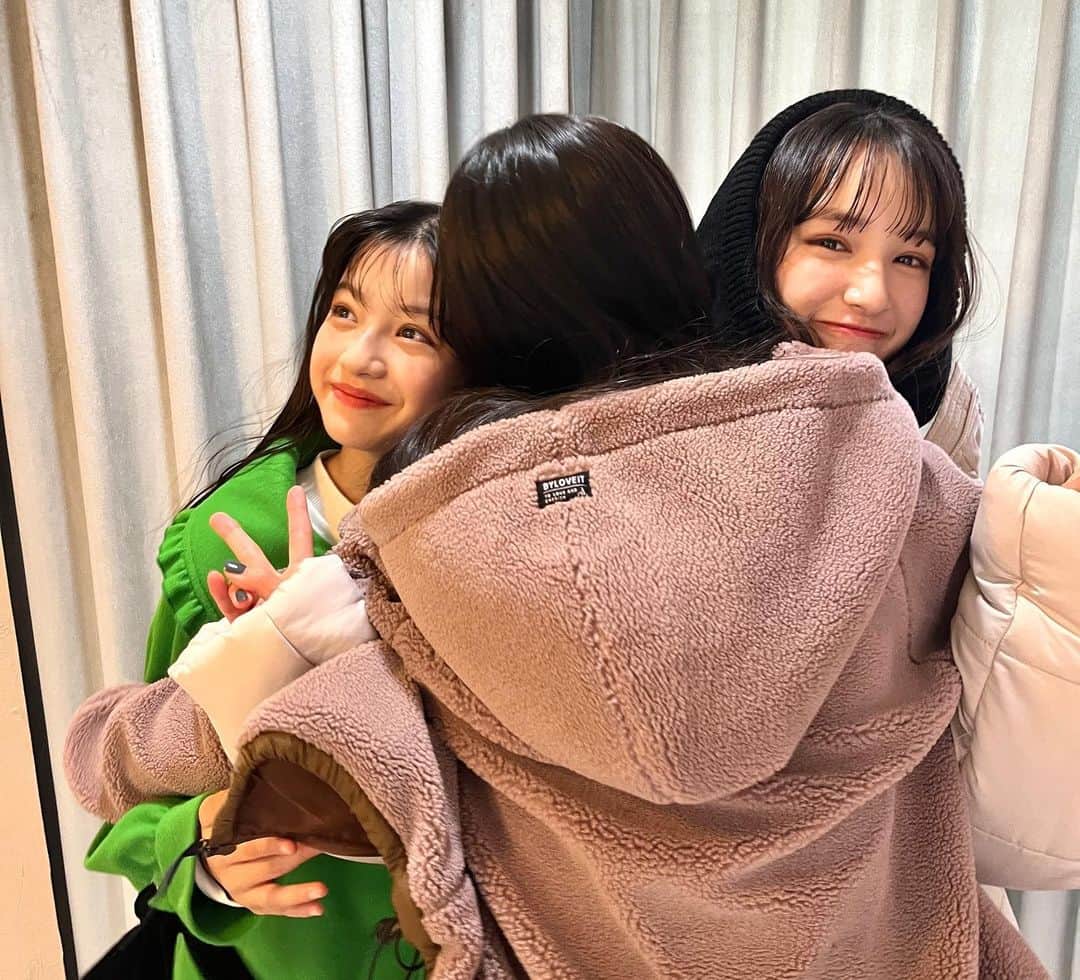 ニコ☆プチのインスタグラム：「☃️🧶🧥🤍  真ん中はだーれだ😙  2枚目へスライド……🌟🌟  ユウナでした〜〜🥳 寒くなってきたけどあったかくして 風邪引かないようにね☃️🍲❤️  #川瀬翠子 #川口莉奈 #竹下優名 #ニコプチ」