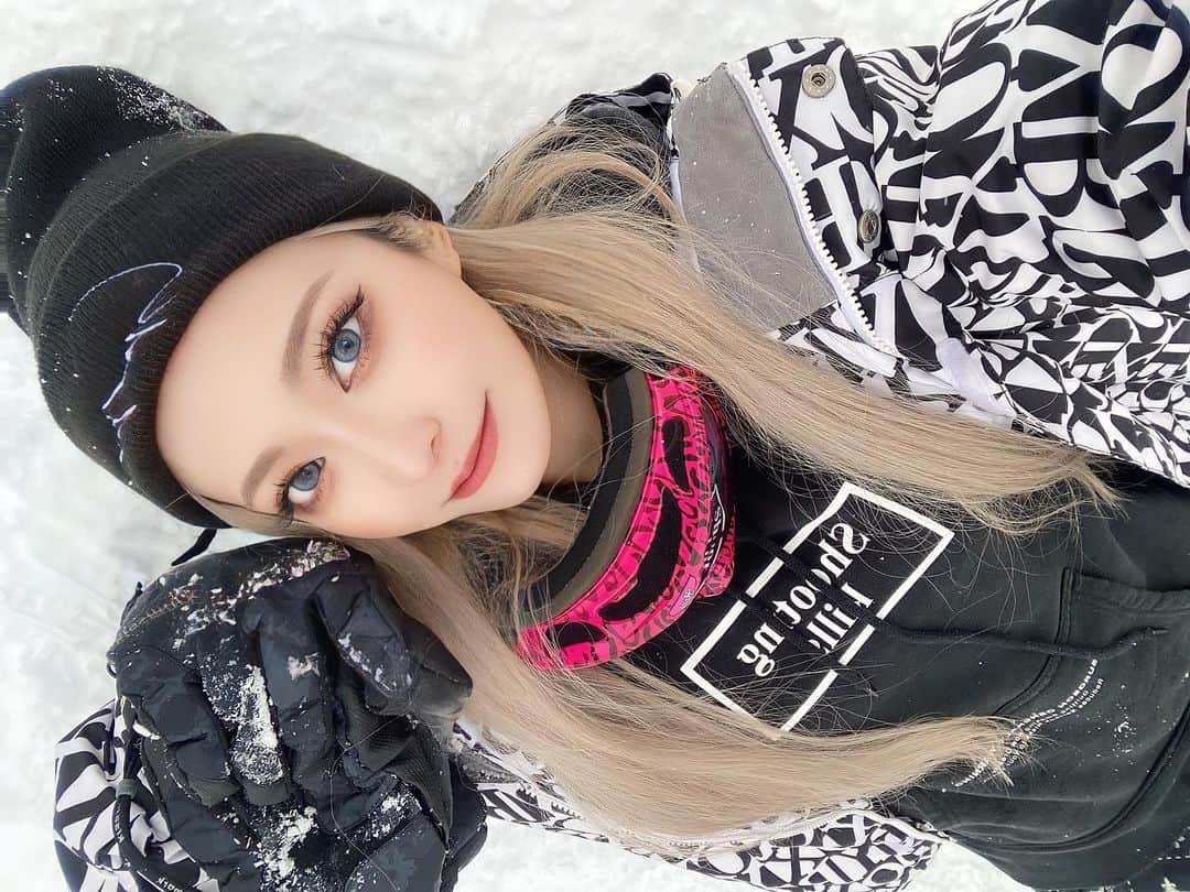 石川千裕（ちぴたん）のインスタグラム：「🐰☃️🌨 nutsスノボ合宿っっ 初雪しあわて。 ・ こないだ　@sorriso_ryuichi に 身体メンテナンスしてもらったから 超絶コンディションいいです。 いつもありがとうございますっっ  #셀카 #셀스타그램 #팔로우 #얼스타그램 #nuts #gal #makeup  #ootd #likeit #liketime #model #shooting  #selca #selflove #selfie #fashion」