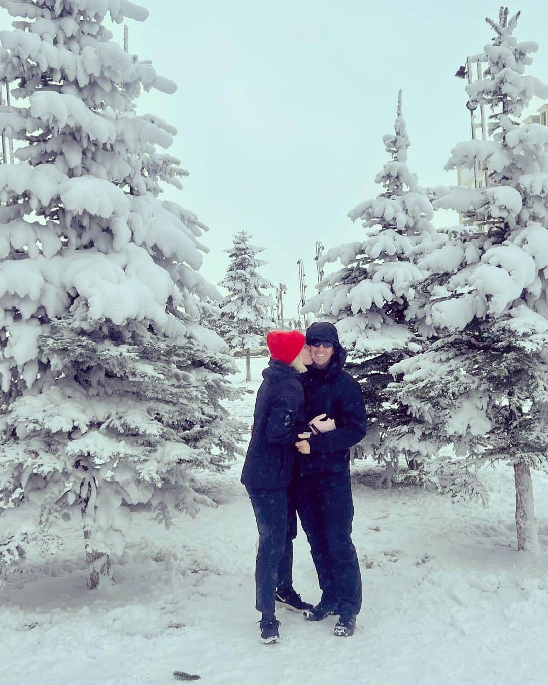 メーガン・ネイのインスタグラム：「*temp was ice cold 🥶 *but he warms my heart ❤️  #bestfriendlover #bfl #beyou #saycheese #snow #adventure #snowday #shahdag #meandyou #ily」