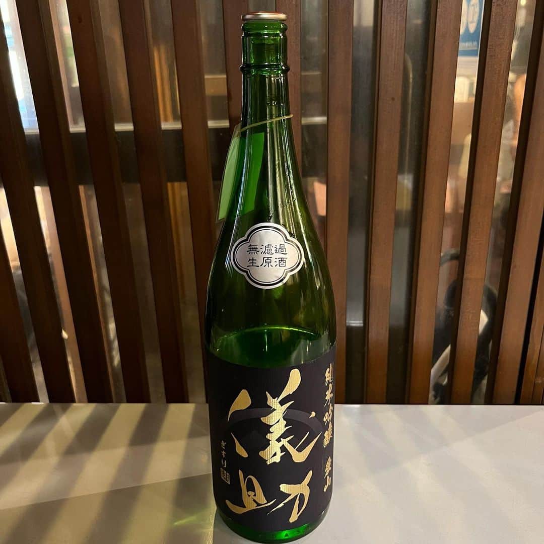 おっきゃがりのインスタグラム：「どうも✨　おっきゃがりです😍  本日、紹介する日本酒は…  【儀助　純米吟醸　愛山】  ここの蔵は究極の食中酒造りを目指しているそうです‼️ 一般的には愛山を使用している日本酒はしっかりとした甘さがあるのが多いのですが、儀助は愛山の特徴を残しつつもしっかりとキレがあります✨  なので、色々な料理と合わせやすく料理、お酒、料理、お酒…と進む事間違いナシ😍✨  是非、ご来店お待ちしてます💕  ーーーーー海鮮と寿司ーーーーー   季楽酒場おっきゃがり  　　　　　-営業時間-  　　平日17 :00〜25:00(Lo24:00)  土日祝17:00〜25:00(Lo24:00)  　　　　　-電話番号-  　　　　06-6454-3511  　　　　　　-住所- 　　大阪市福島区福島７丁目 　　　　　２-５ふくまる通り57    －－－－－－姉妹店－－－－－－ 　　うたげどころ　うぉっしゅ  　　　　　-住所- 　　北区曽根崎新地２丁目 　　　３-１３若杉大阪駅前ビル Ｂ1Ｆ  #オーゼットカンパニー #居酒屋 #寿司酒場 #日本酒 #魚 #海鮮 #アテ寿司 #寿司 #おっきゃがり #アルバイト募集 #ふくまる通りグルメ #魚しか勝たん #寿司しか勝たん #ぐるめすきな人と繋がりたい #酒すきな人と繋がりたい #さけすたぐらむ #大阪 #福島区 #福島区グルメ #うたげどころうぉっしゅ #好きな人がいること #うますぎ」