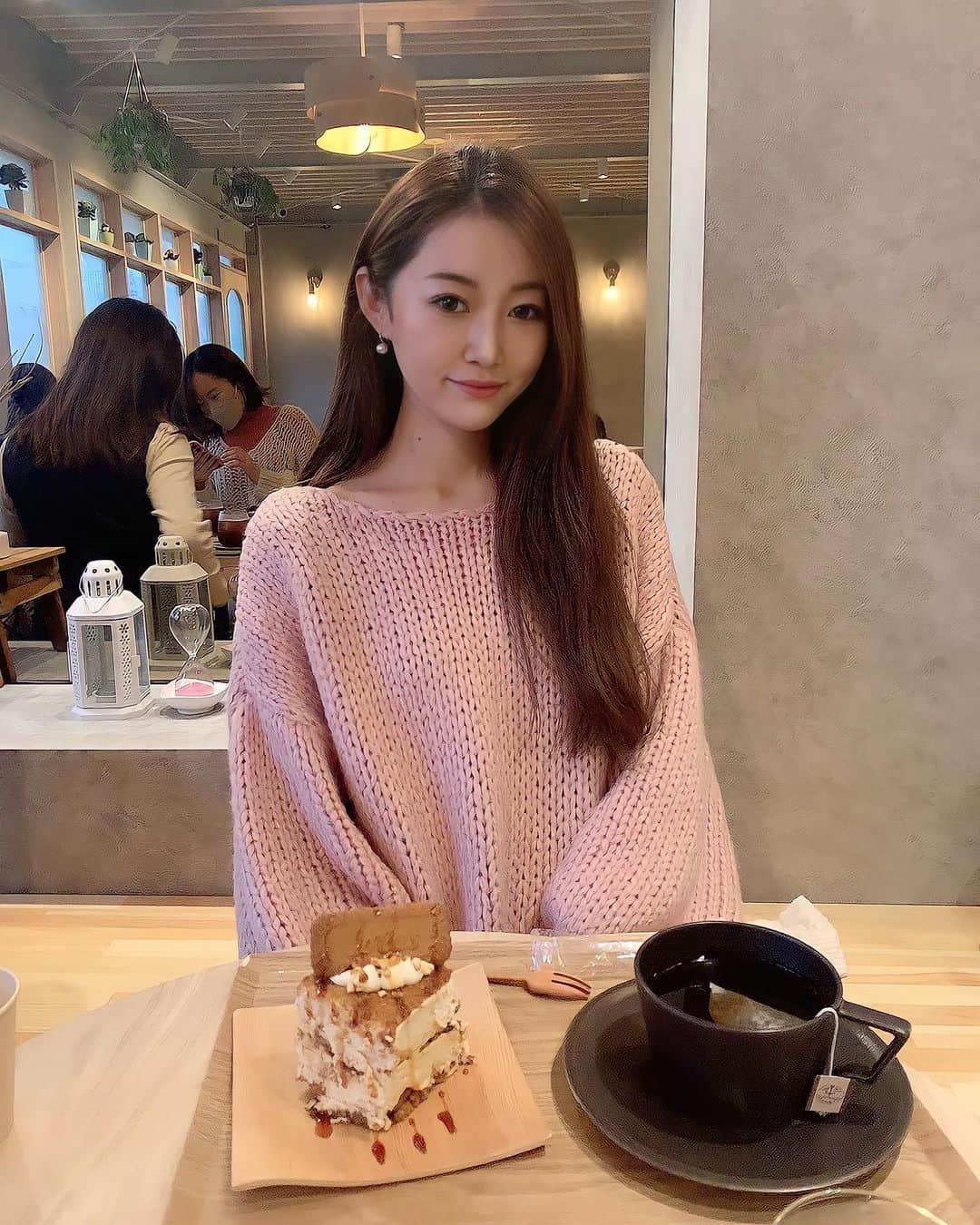 Yuria_Kawashimaのインスタグラム：「. . . 📍cafe Place/NE'  この日雨で髪の毛おわてますが 気にしないでください☺️  最近高校生ぶりにGRLにハマってて、笑 流行りのSHEINもたまに買うけどGRLが安すぎて 毎回めっちゃ買ってる👅沼ってやつ  いっぱい買ってるから 徐々に紹介していくね🙋🏻‍♀️🌼💖 . top #ローゲージニットトップス#mb1362  ボリュームあるけどスッキリみえる ピンクの色味がツボなニット🧶💕💕 . . #新大久保カフェ#人気カフェ#人気カフェスポット#新大久保グルメ#グレイル購入品」