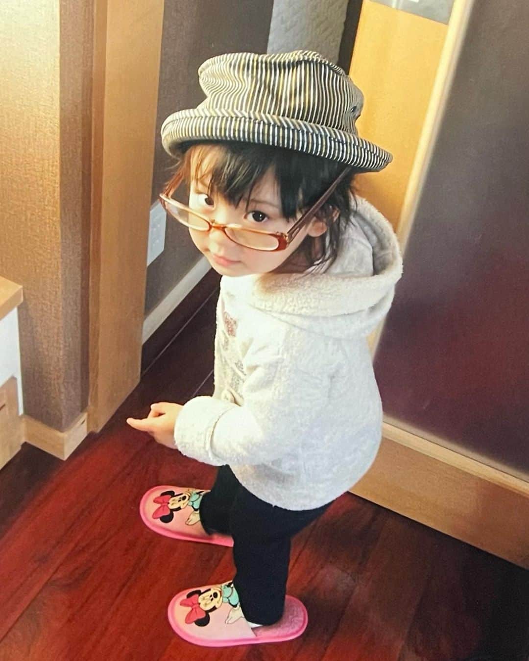 太田雫のインスタグラム：「・ 16歳になりました🌷 ・ 今年も、たくさんの方にお祝いしていただいてとても嬉しいです⸜❤︎⸝‍ ・ ・ 今年は久しぶりに小さい頃の写真を❕❕ ・ ・ ・ 16歳も私らしく、全力で頑張ります💞 ・ ・ #ニコラ#太田雫 #誕生日#HappyBirthdaytome#fjk」