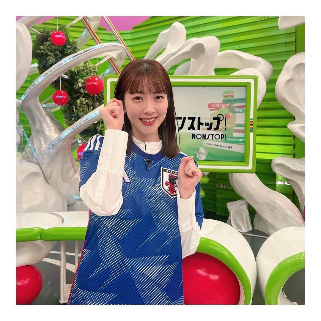 三上真奈のインスタグラム：「* 今夜はクロアチア戦！⚽️ 勝ってみんなとブラボーと叫びたい！🙌🙌🥳 はあ、たのしみ、たのしみ😮‍💨🇯🇵💙 観戦しながら食べる用のお菓子えらんでます🍭」